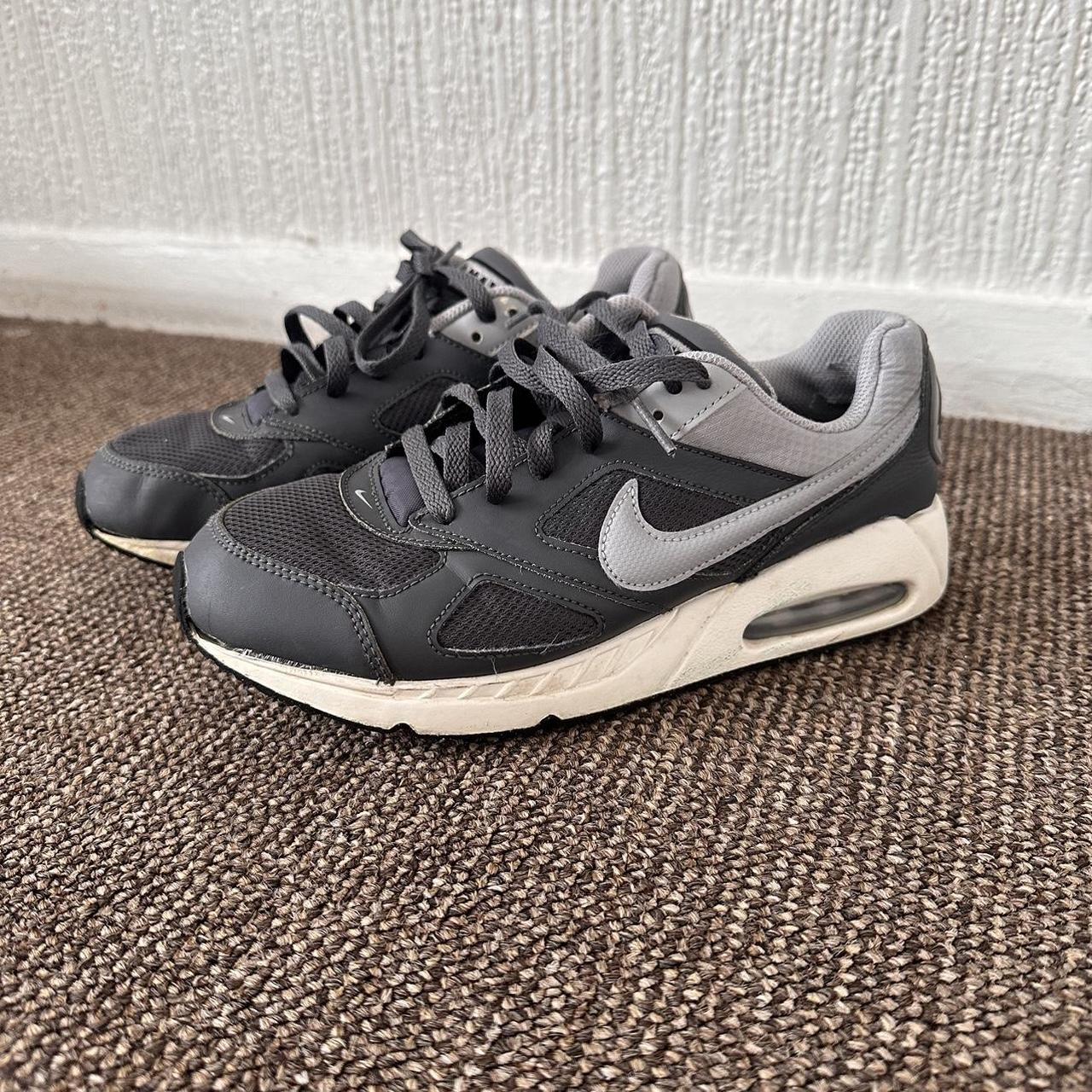 Nike Air Max Ivo grey and white Junior Trainers Size