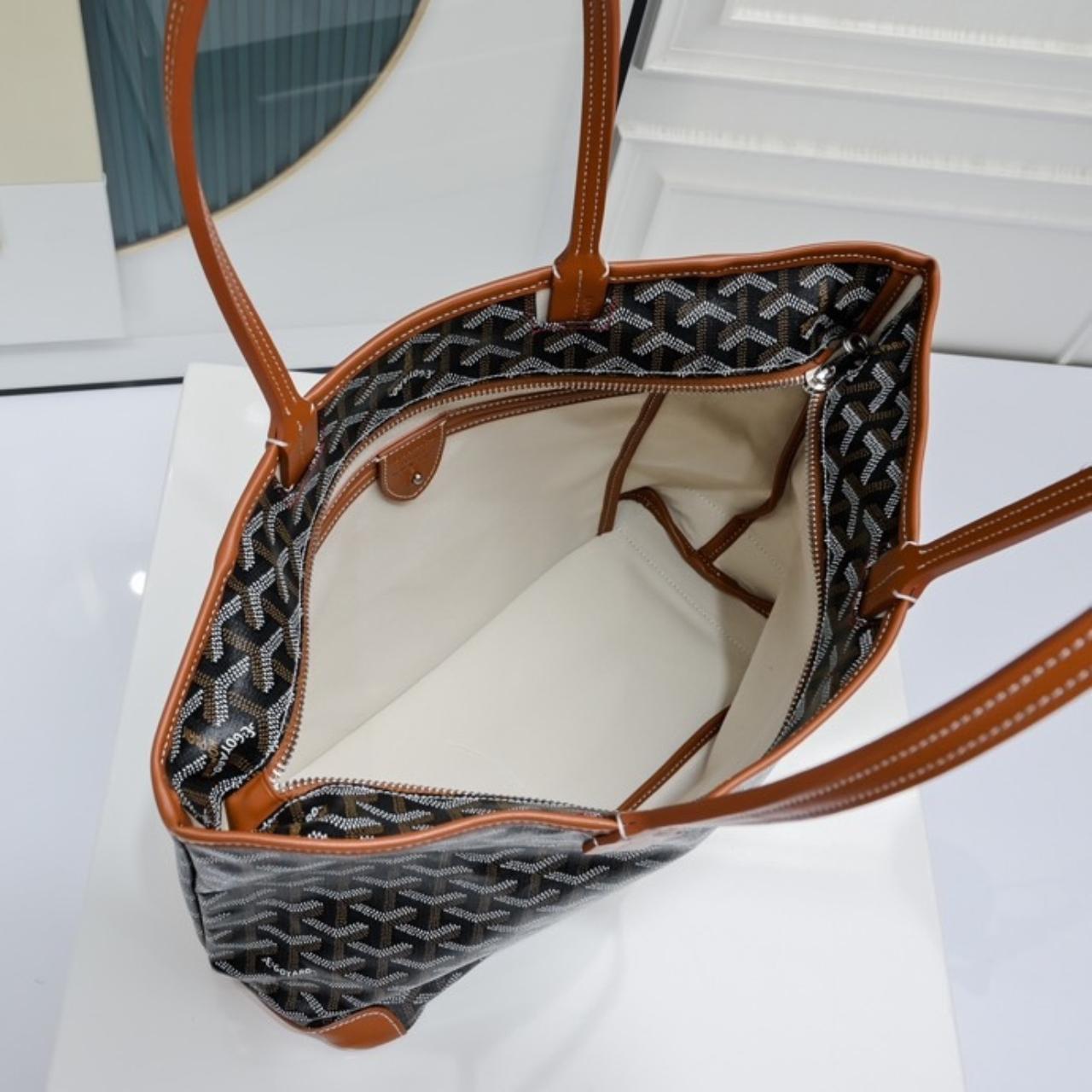 Goyard Pre-Owned 2023 Goyardine Sac Cap Vert Crossbody Bag