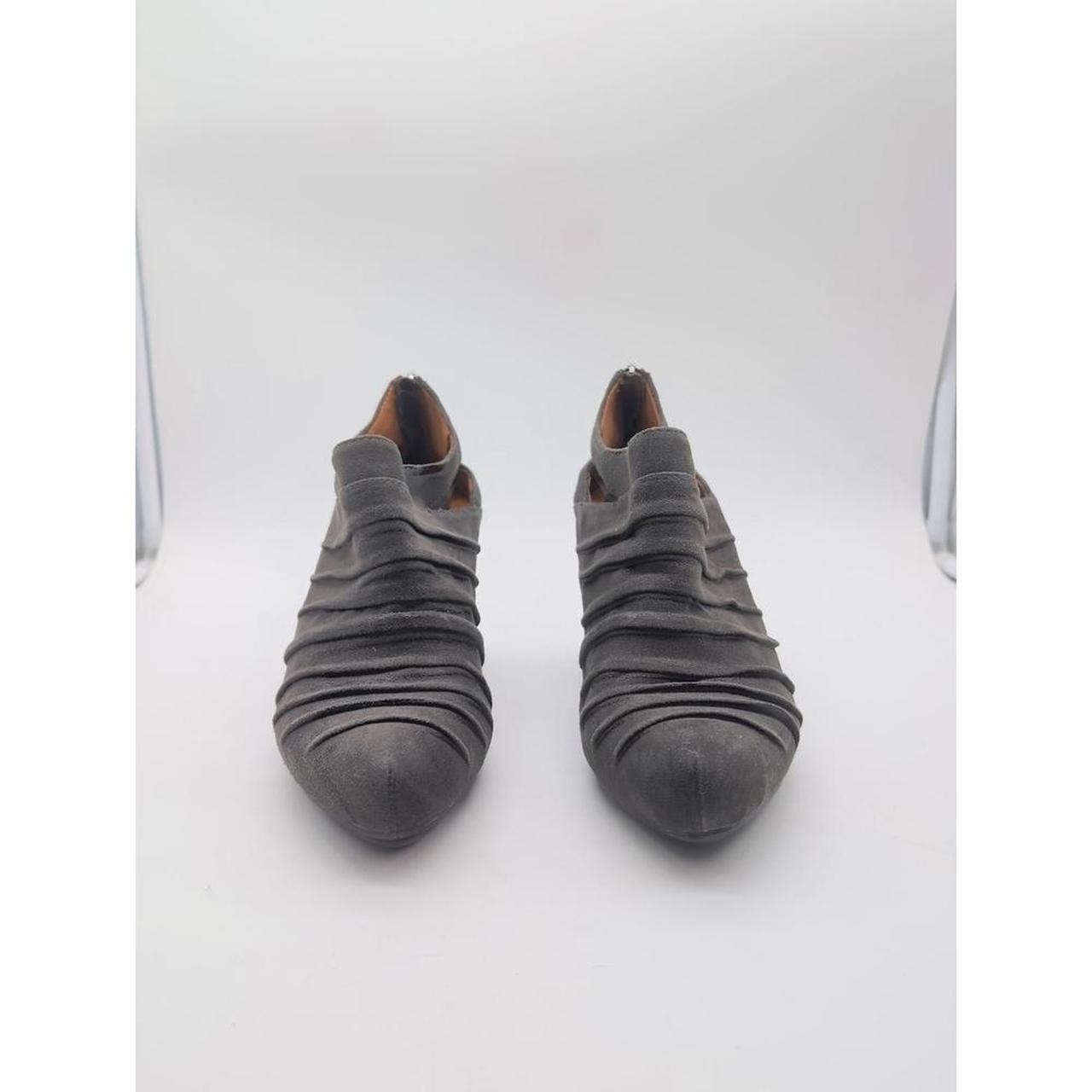 Earthies women's grey courts