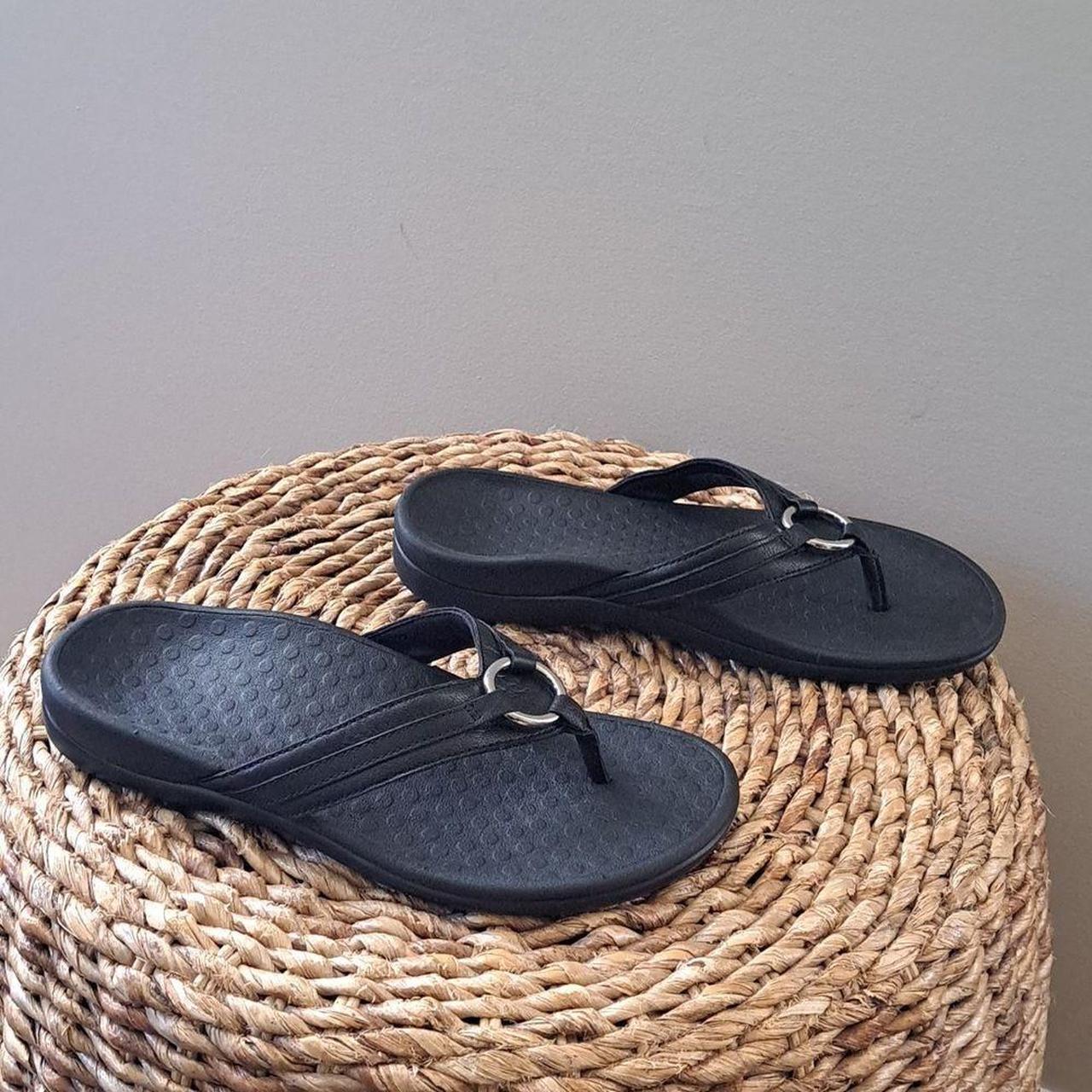 Vionic Womens Tide Aloe Black Leather Thong Sandal... - Depop