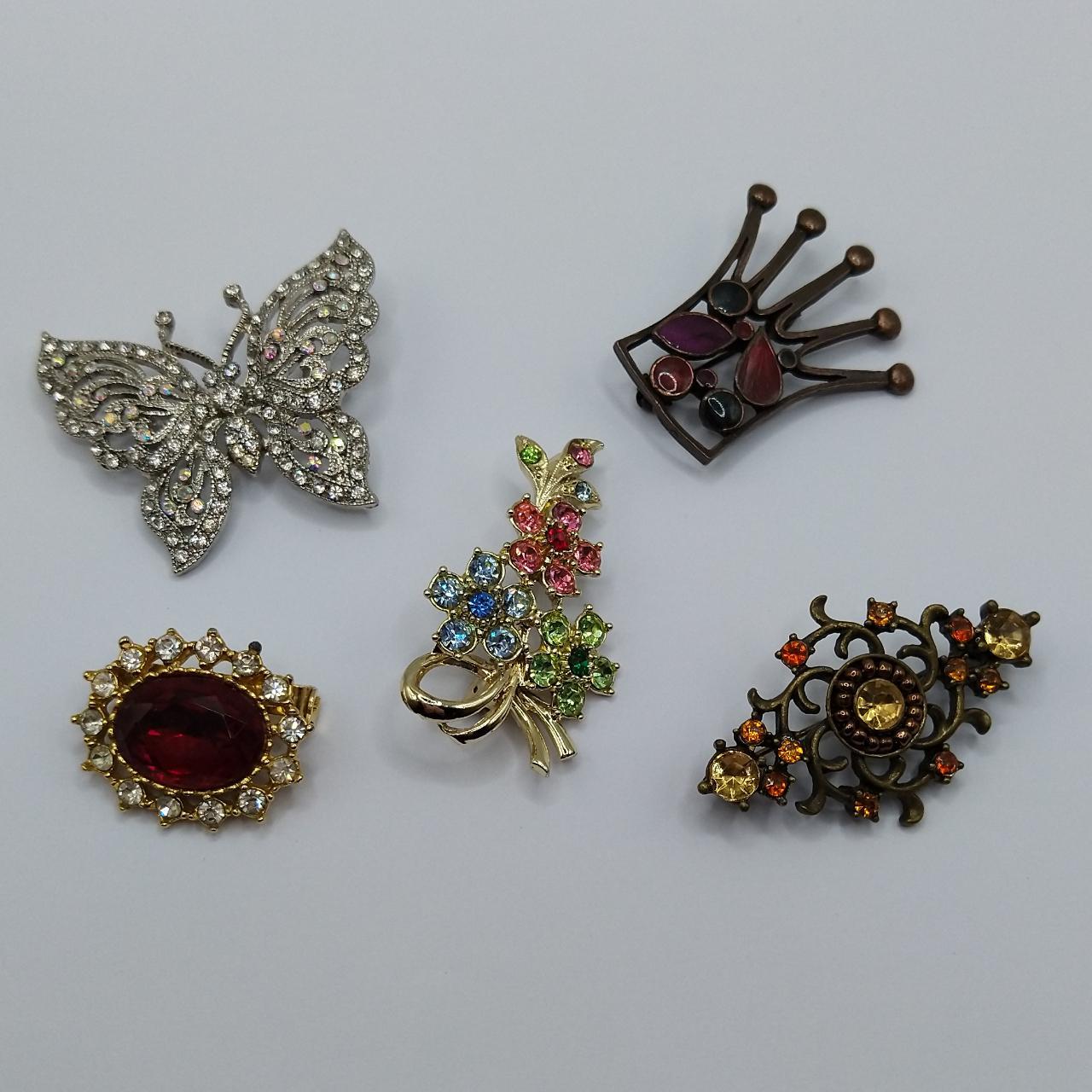 Bundle of good brooches