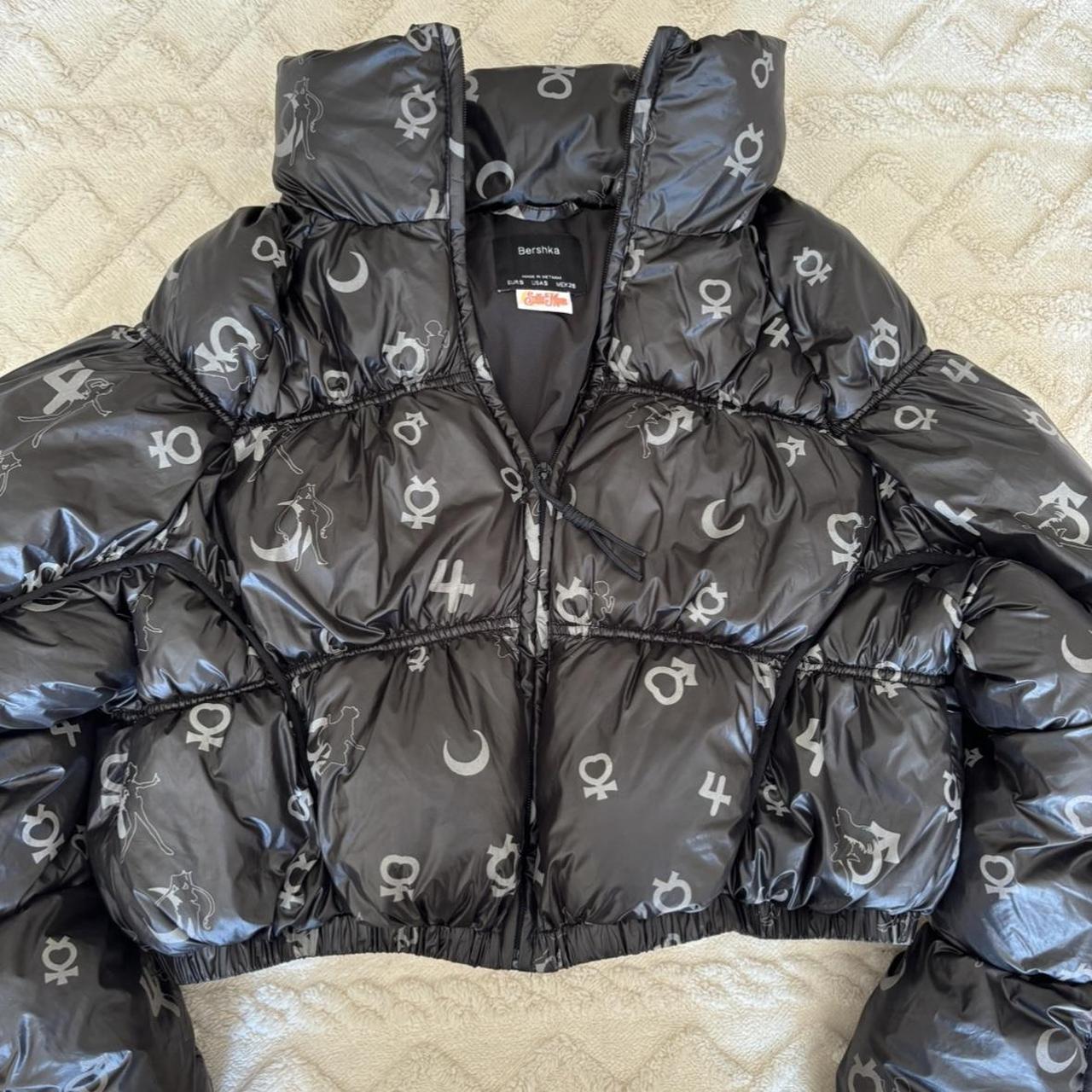 Bershka セーラームーン ブラックダウンジャケット Black cropped puffer jacket sailor moon | Depop