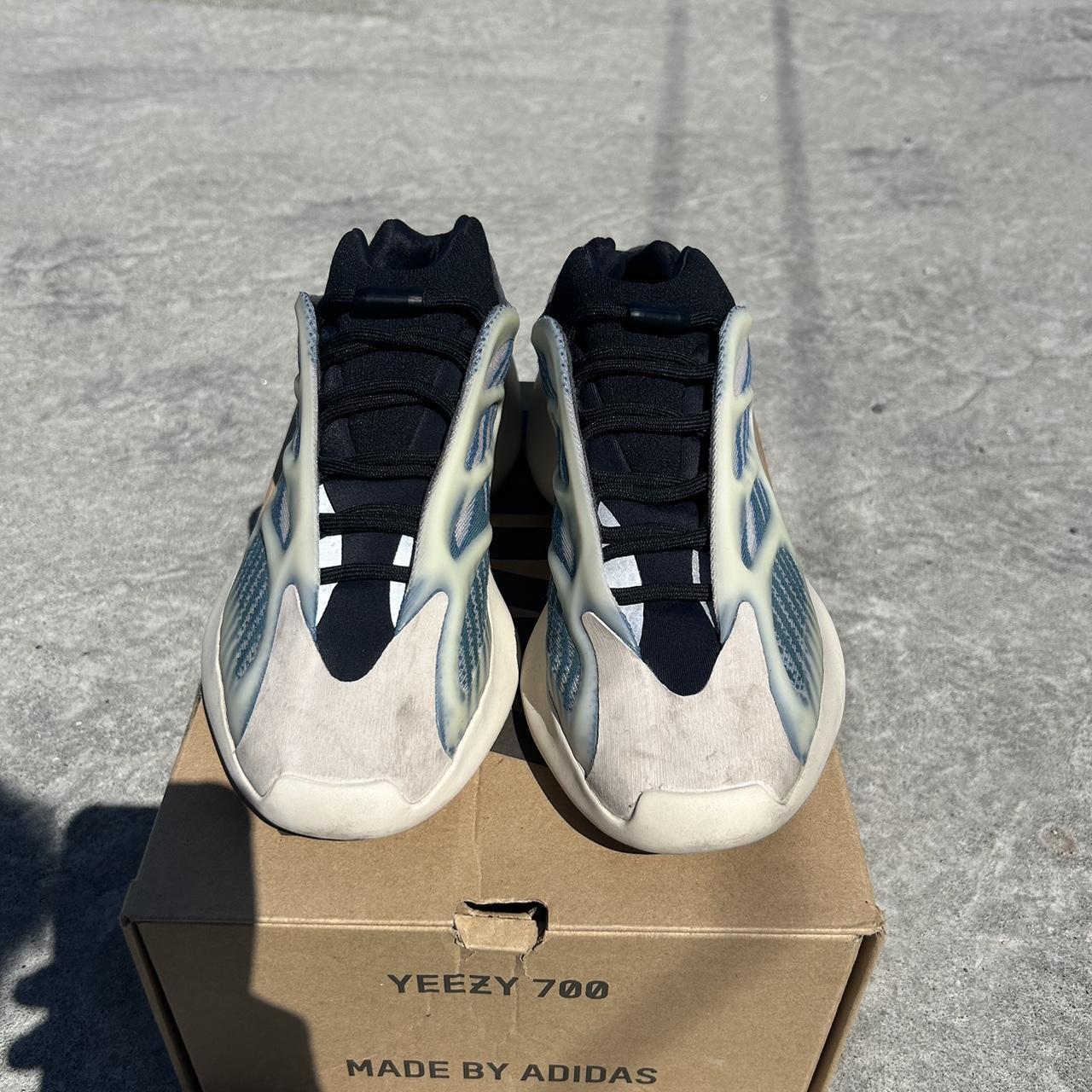 yeezy kyanite 700