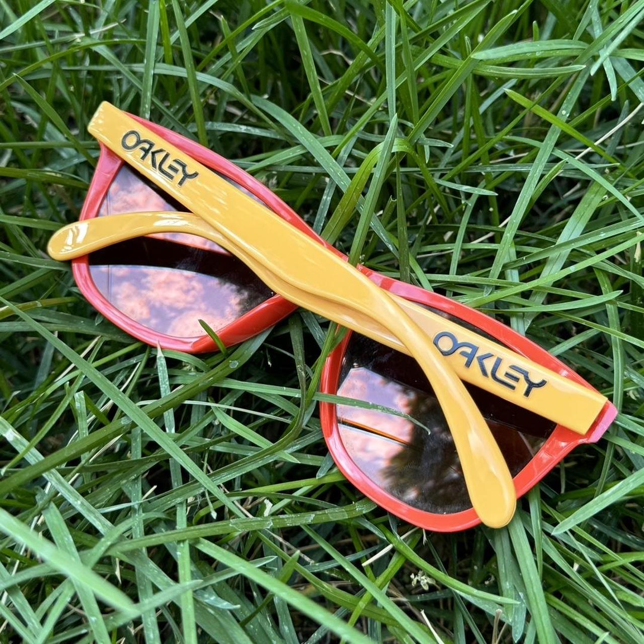 OAKLEY Frogskins ホワイト/レッド OAKLEY Frogskins white frame with bright red raised | Depop
