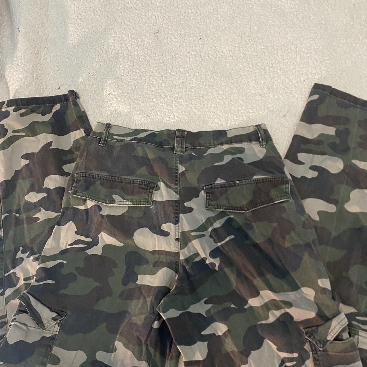 Camo cargo pants - Depop