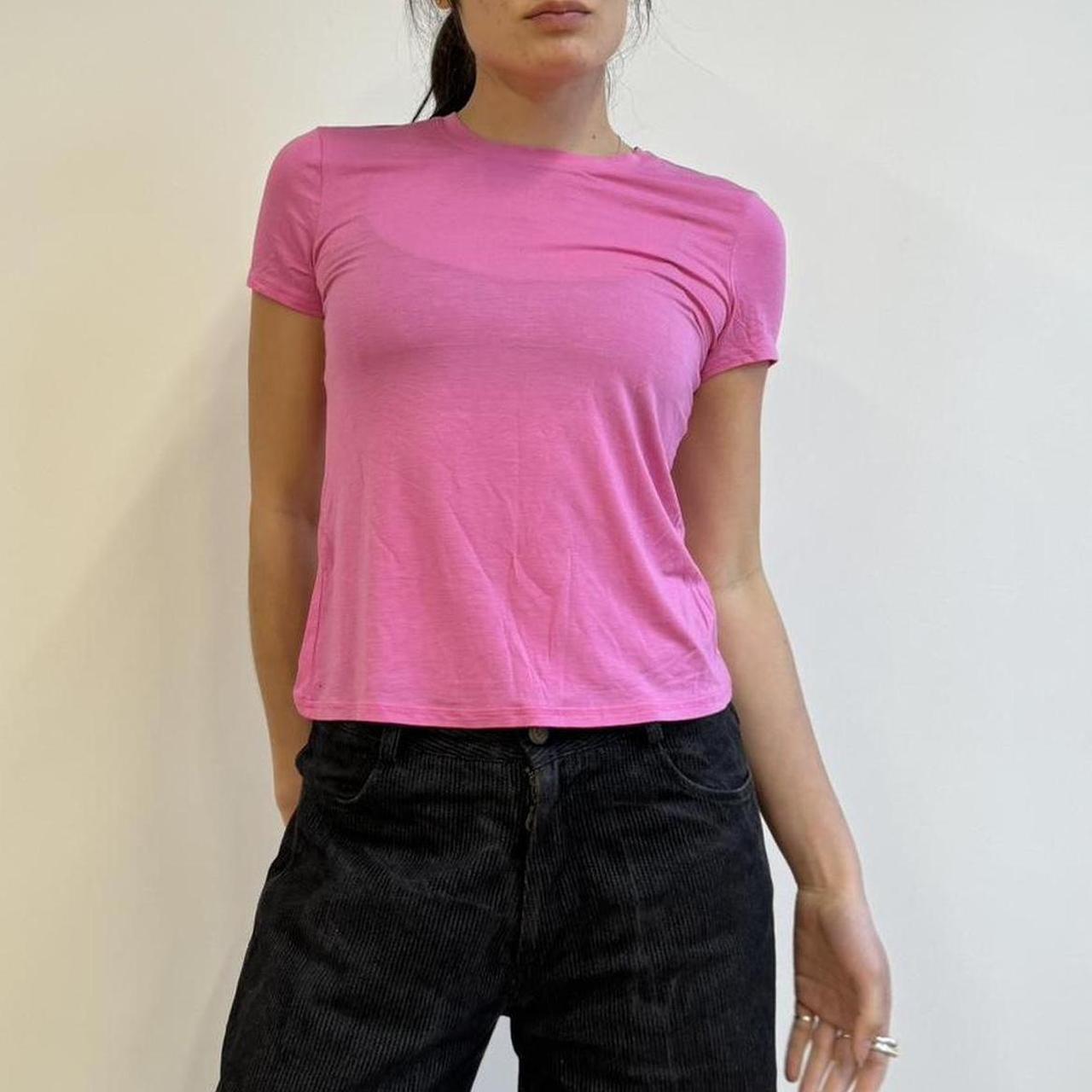 【新品未使用タグ付き‼️】alo yoga pink XSサイズ Alo Yoga pink t-shirt Size XS 🌎International | Depop