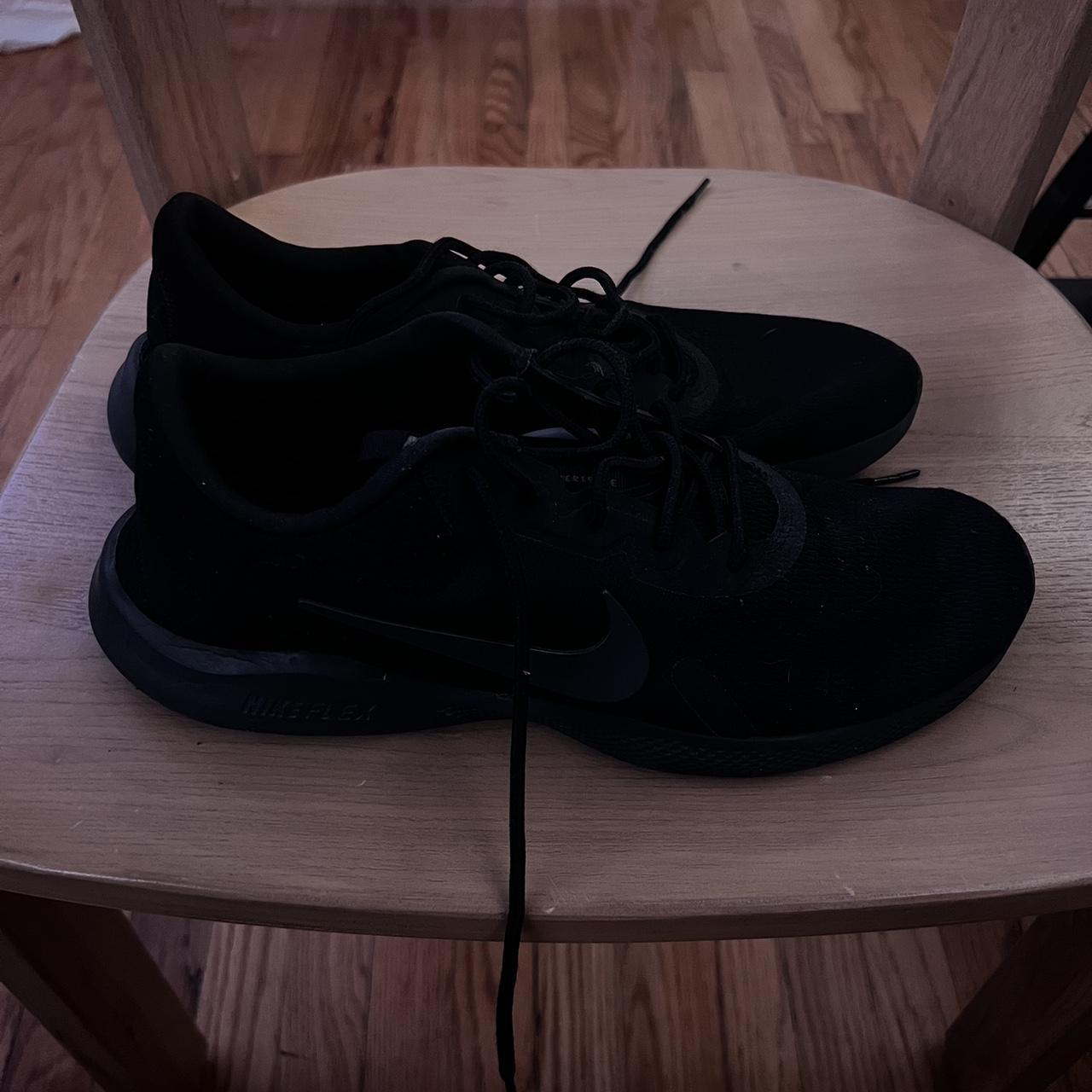 triple black nike running shoes