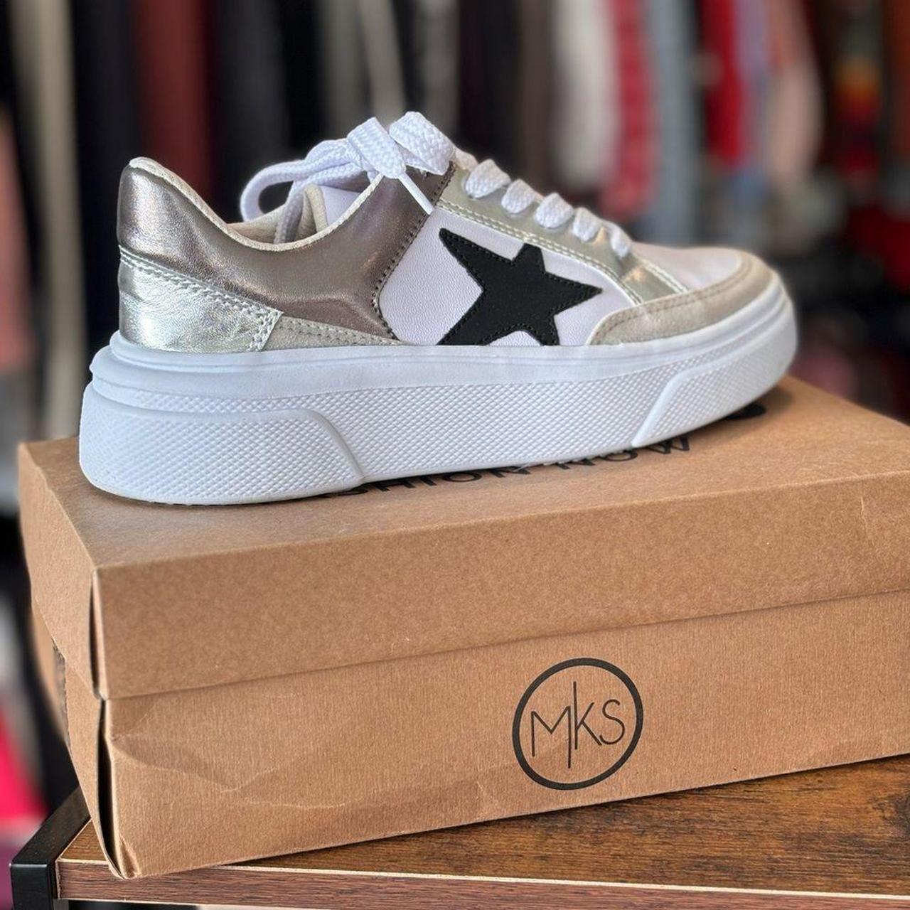 Source Unknown Women's Sneakers - White/Gold - US… - image 1