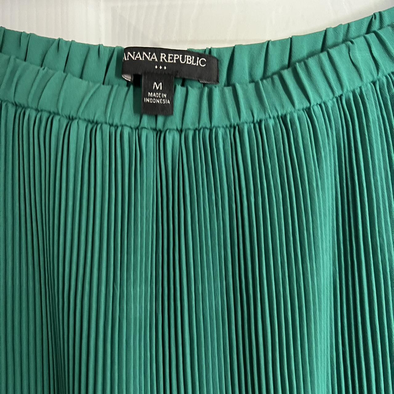 Banana Republic Green pleated skirt with elasticated