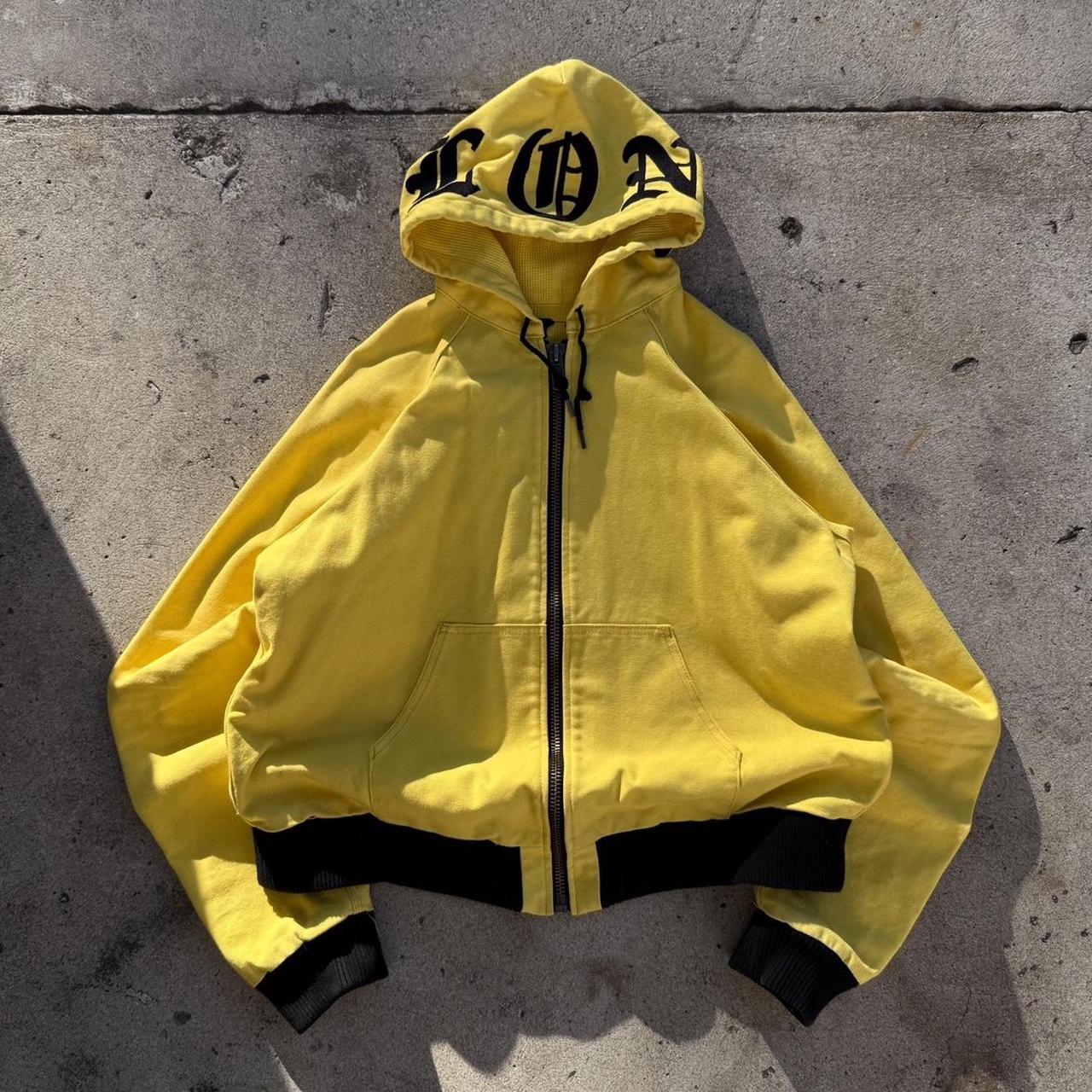 VLONE イエローフード付きジャケット 黒刺繍ロゴ入り VLONE イエローフード付きジャケット 黒刺繍ロゴ入り VLONE イエロー