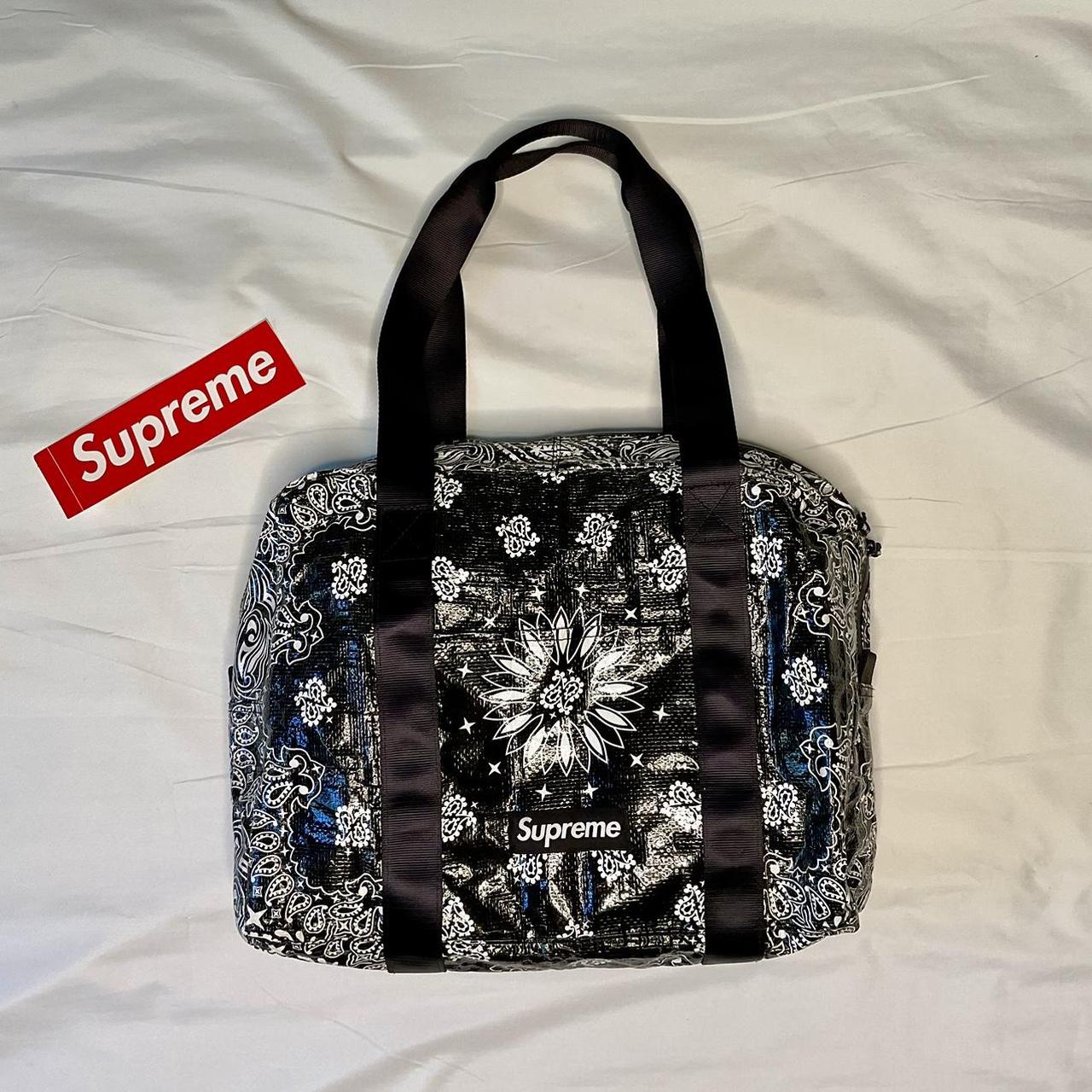 バッグ supreme bandana tarp small duffle bag Supreme Bandana Tarp Small Duffle Bag (SS21) - $68