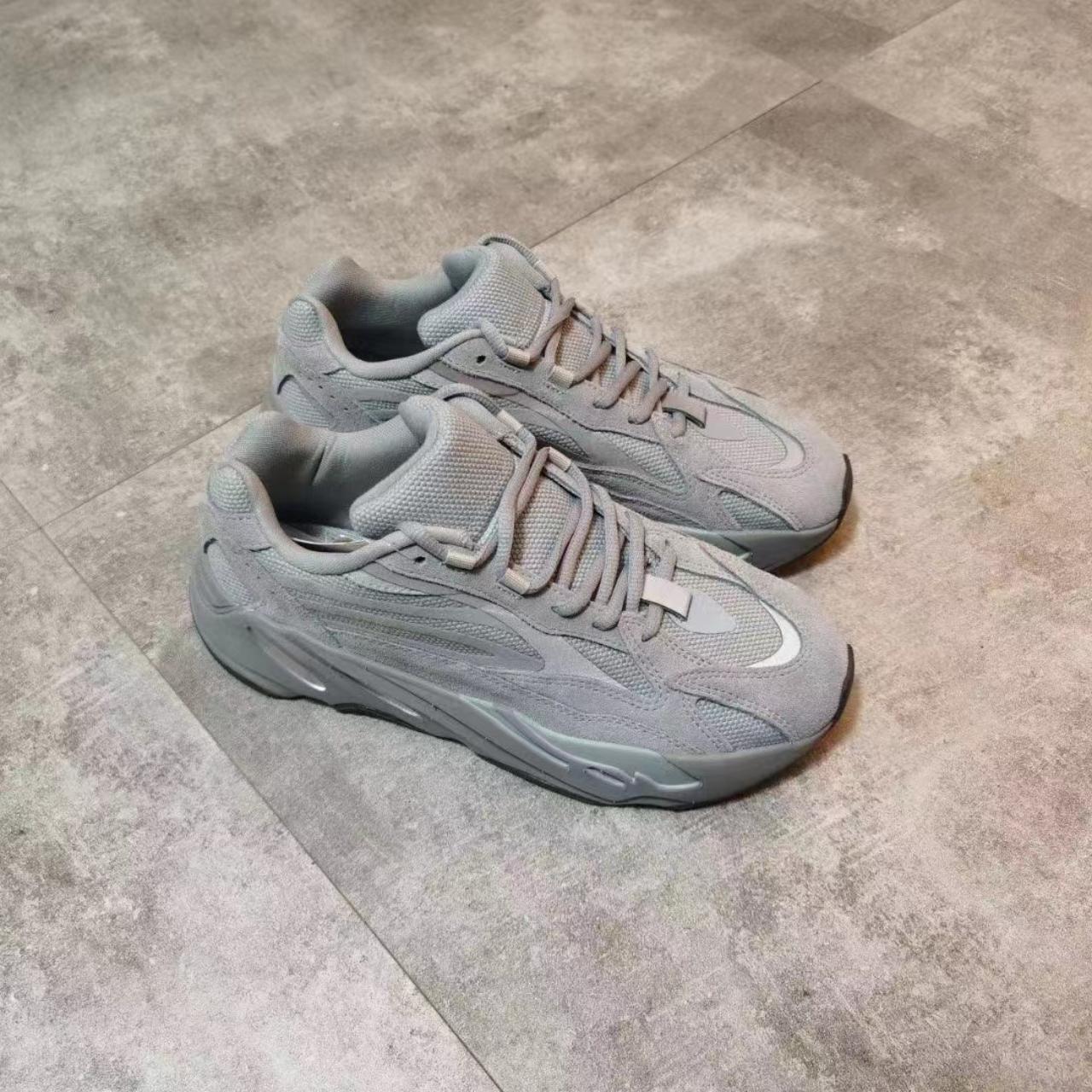 adidas Yeezy Boost 700 V2 hospital Blue FV8424