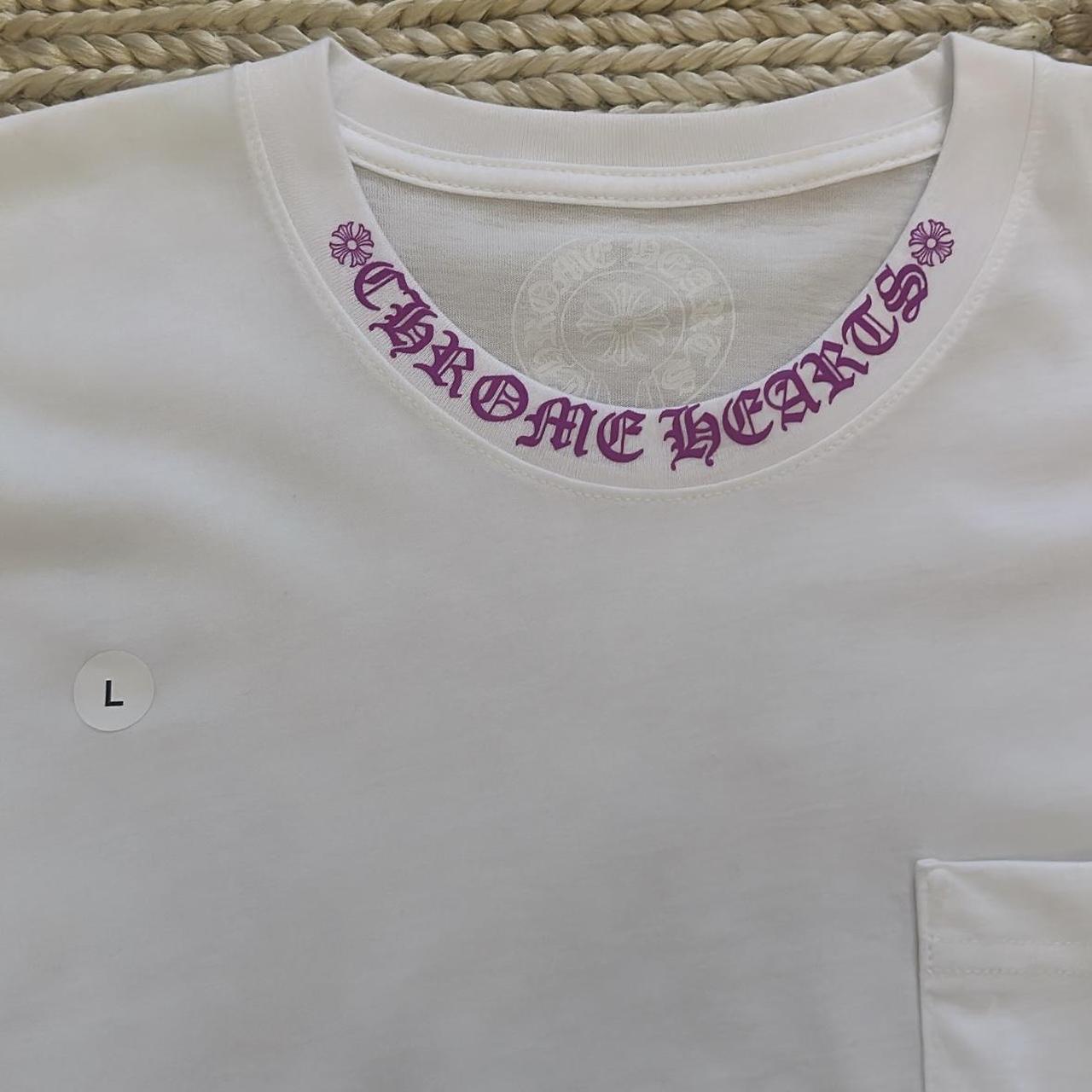 ★人気【Chrome Hearts】★スクリプトTシャツ Purple Colla.r★ Chrome Hearts Purple Neck Script Logo Short Sleeve Tee - SRM