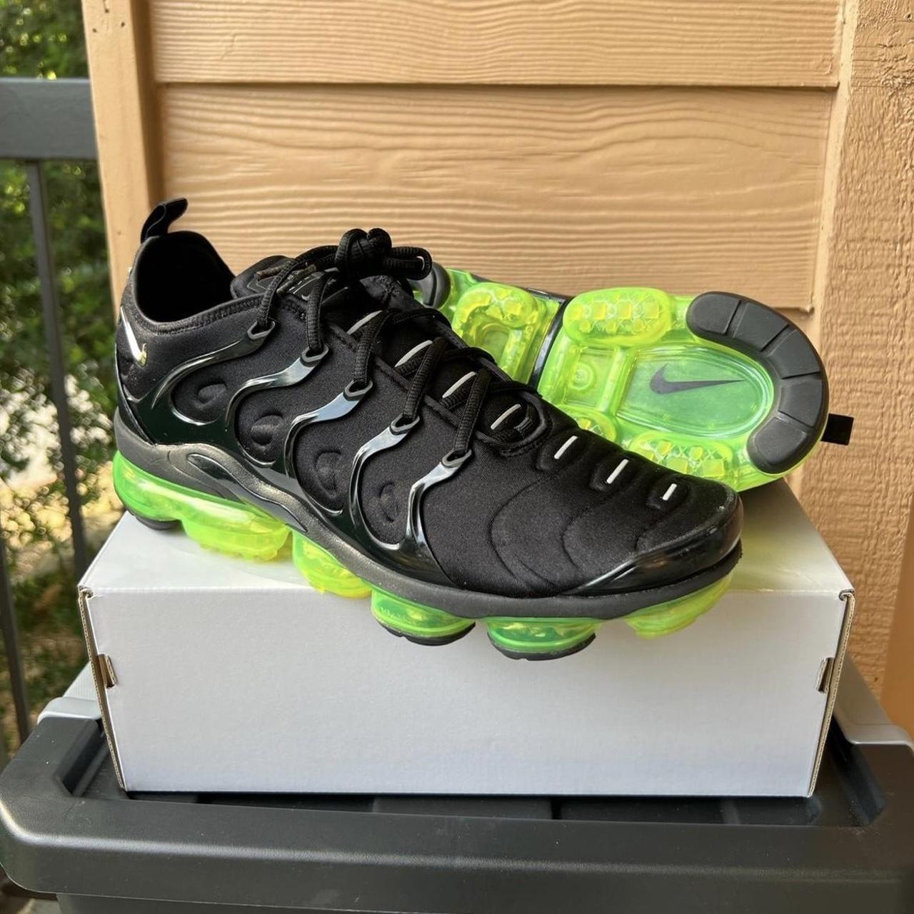 Nike vapormax green sole hotsell