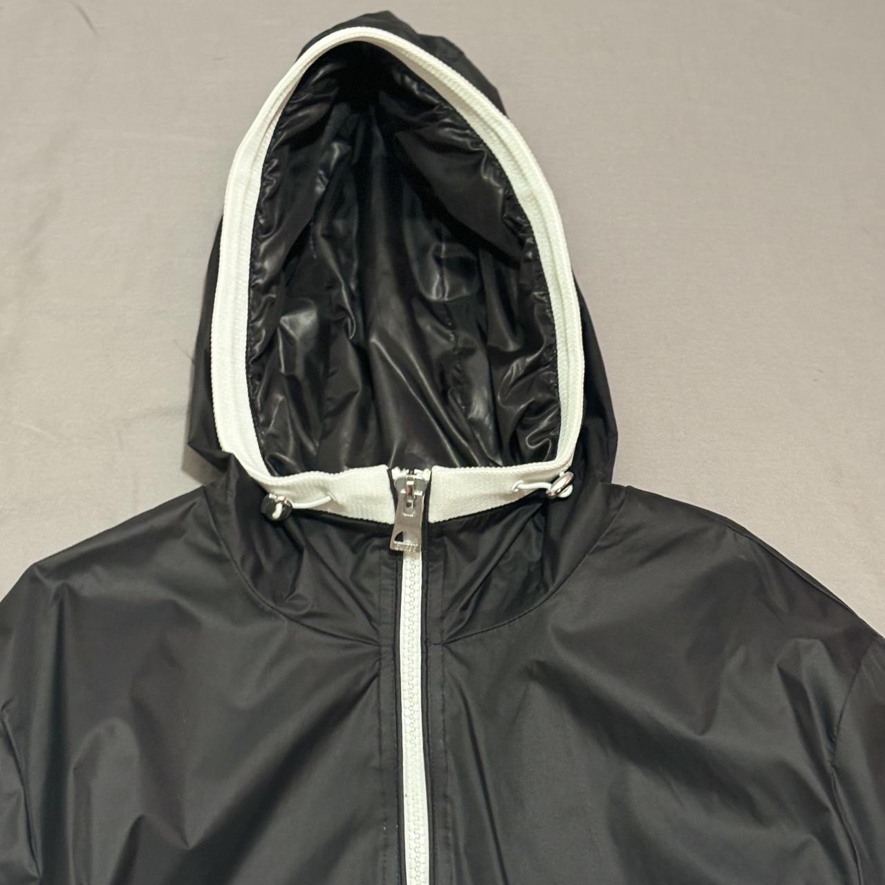 medium white black guess windbreaker jacket,