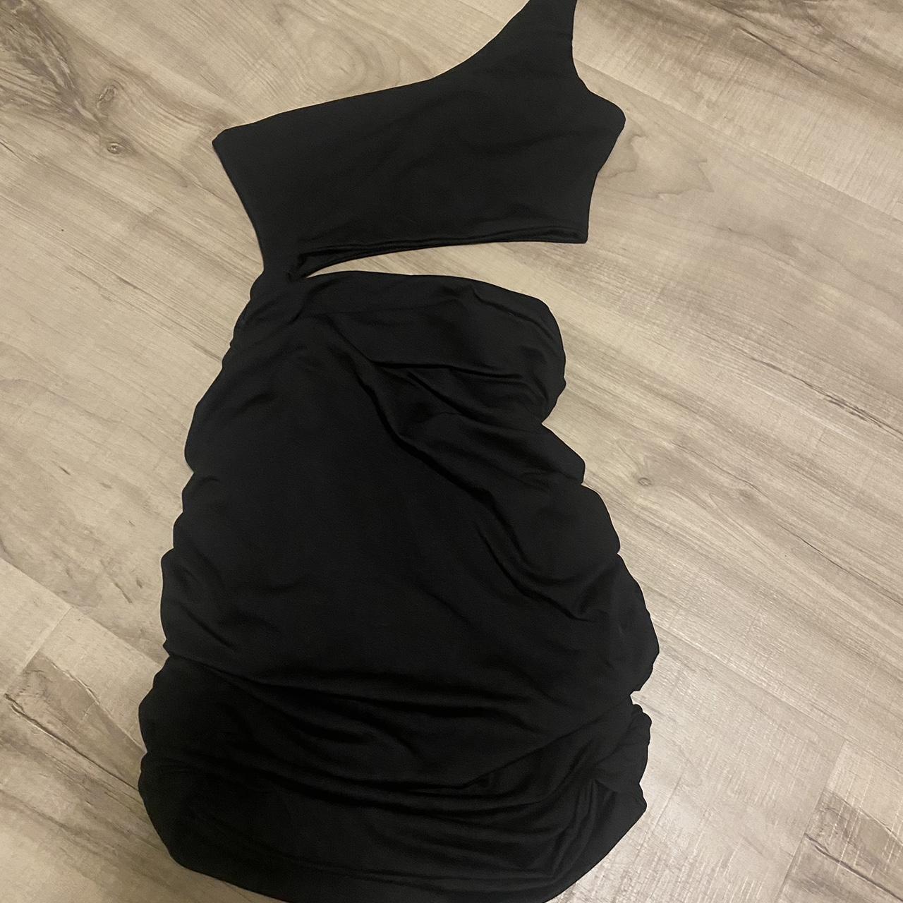 Black dress with middle cut out best sale