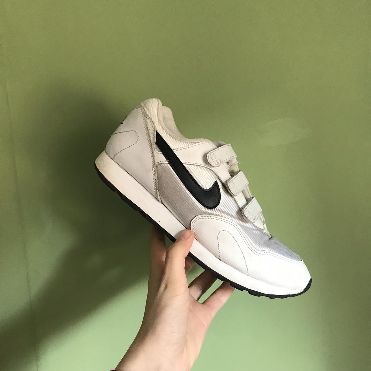 size 4 white nike trainers