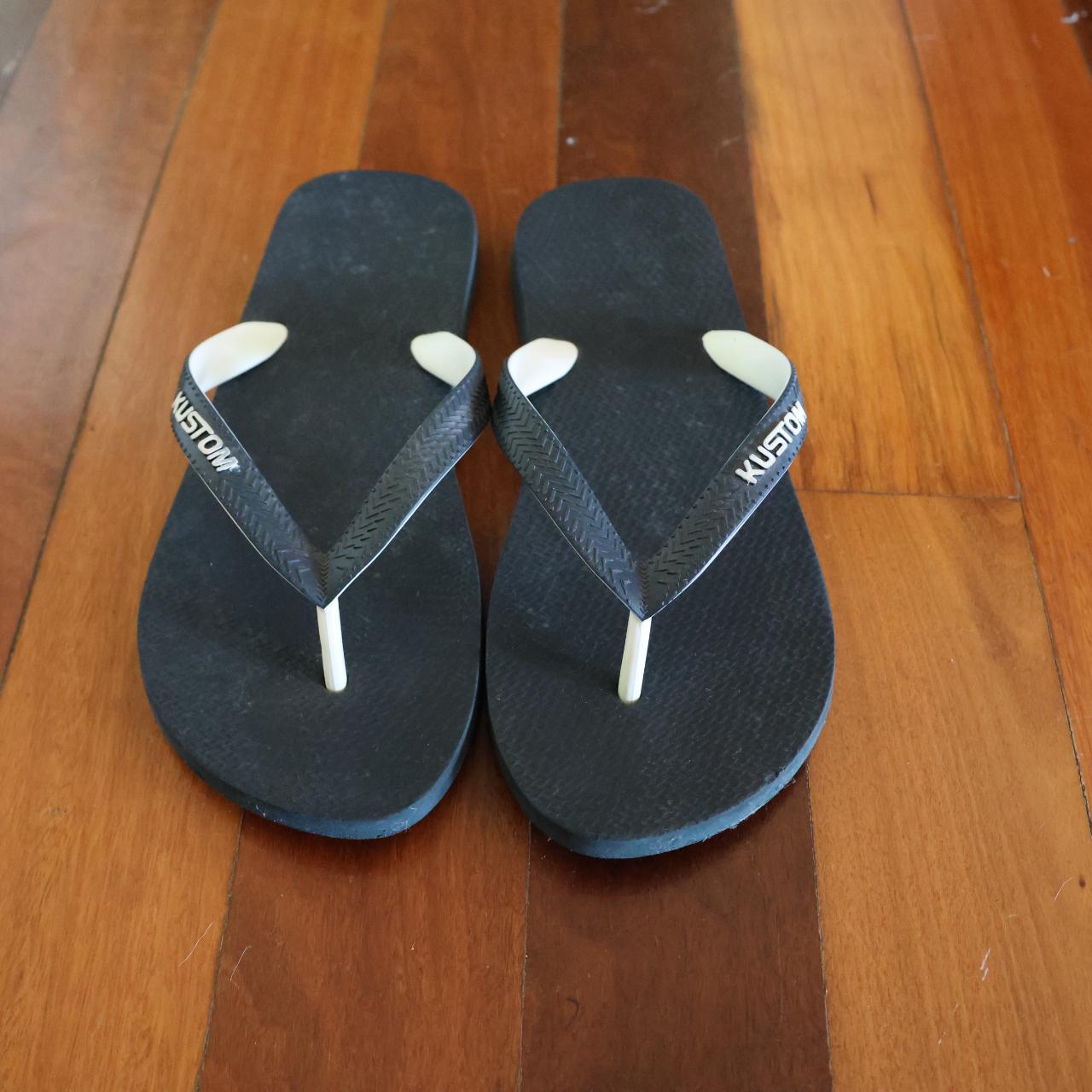 Men s Kustom flip flops in excellent condition. Size