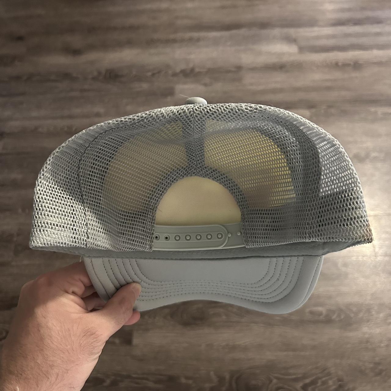 人気商品は Sicko puked on laundry trucker hat. Has a | Depop 帽子