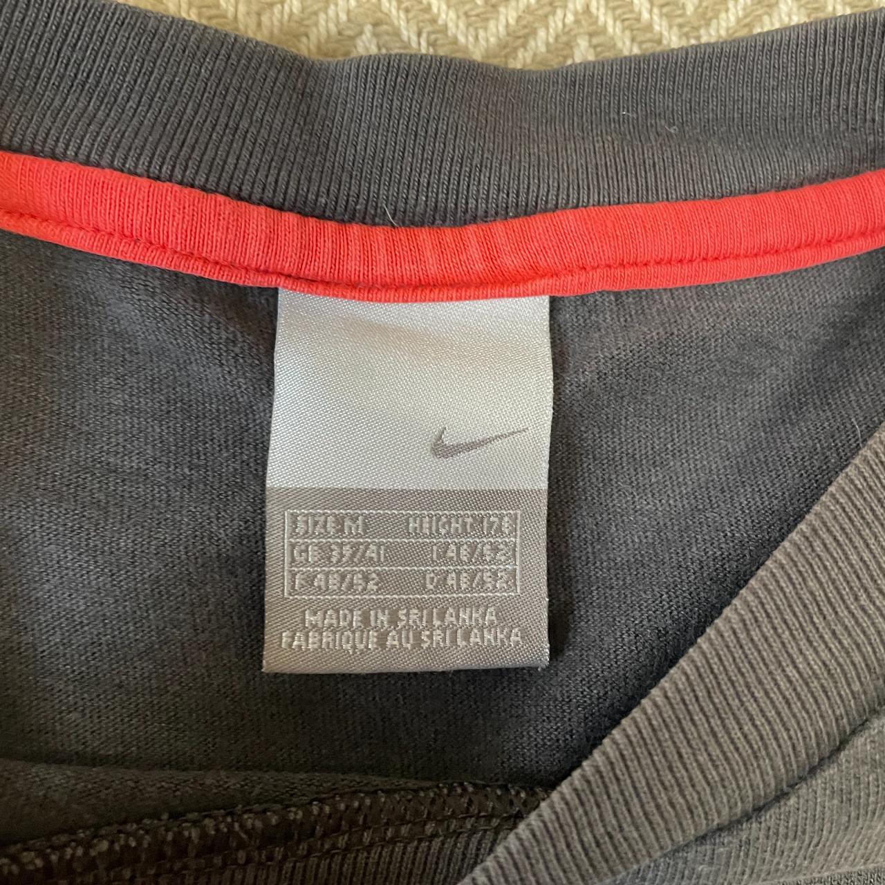 Grey 2000s Nike T-Shirt Size: Small Pit to Pit: 19