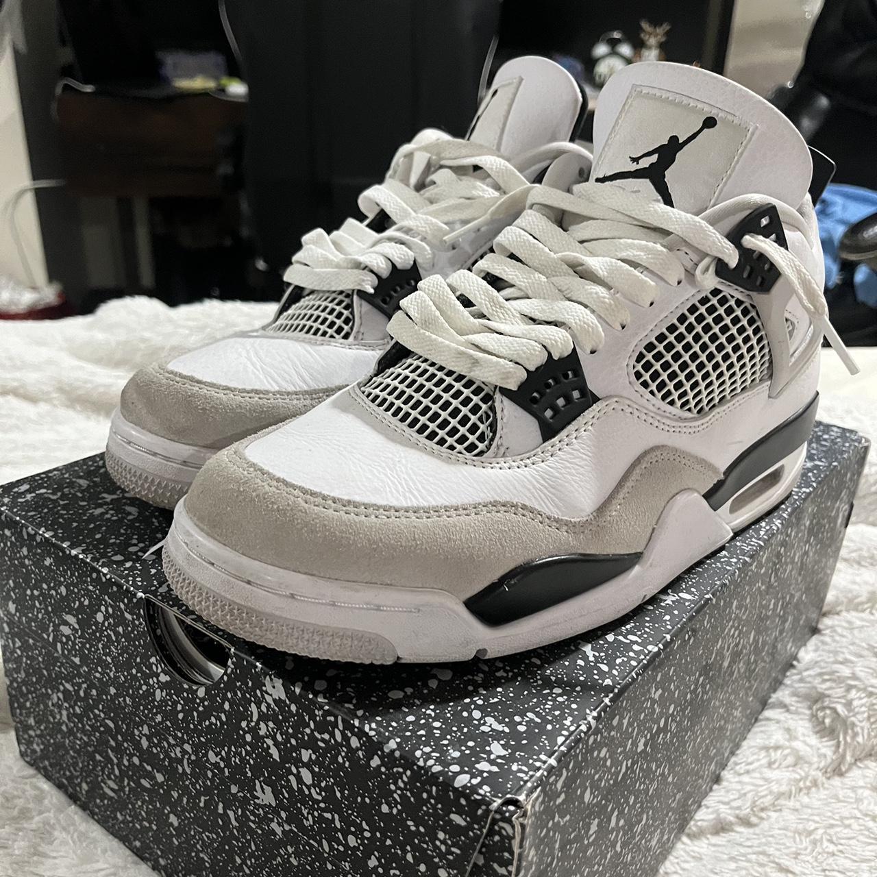 Shops white 4s