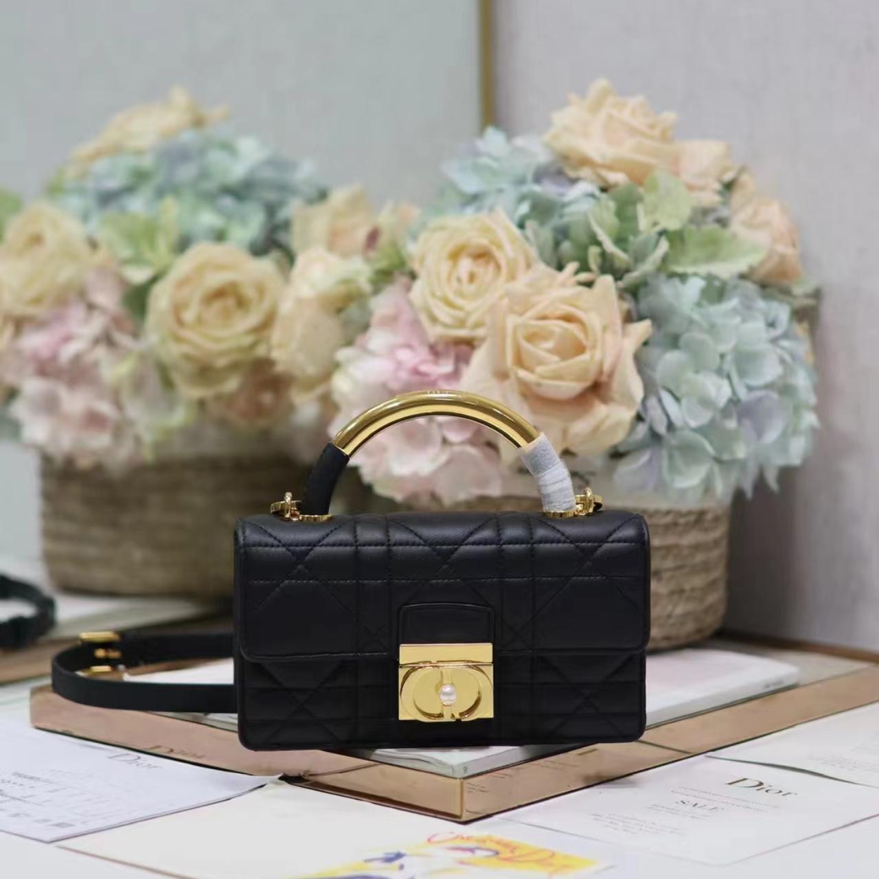 【ゴールドが上品に際立つ★】Dior Ange バッグ ミニ Dior Mini Dior Ange Bag M4401UNMZ_M030 – BORDER-GARA