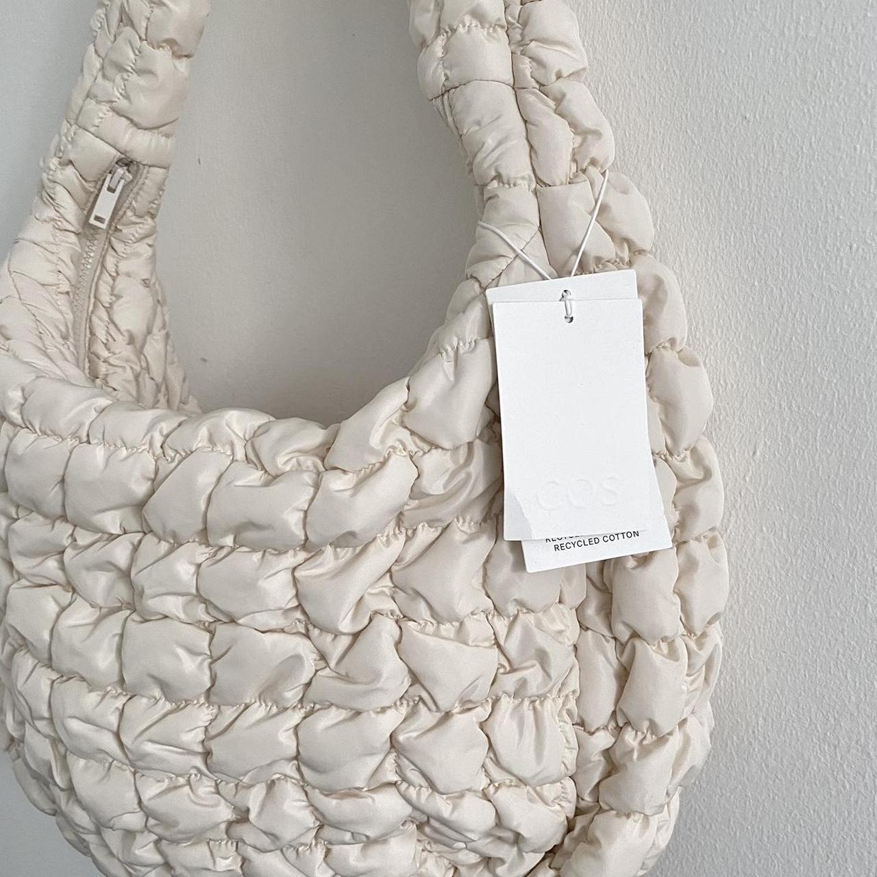 【COS】 Quilted Oversized Shoulder Bag Off White ジェニ 着用 Jennie Pick] COS Quilted Oversized Shoulder Bag Off White