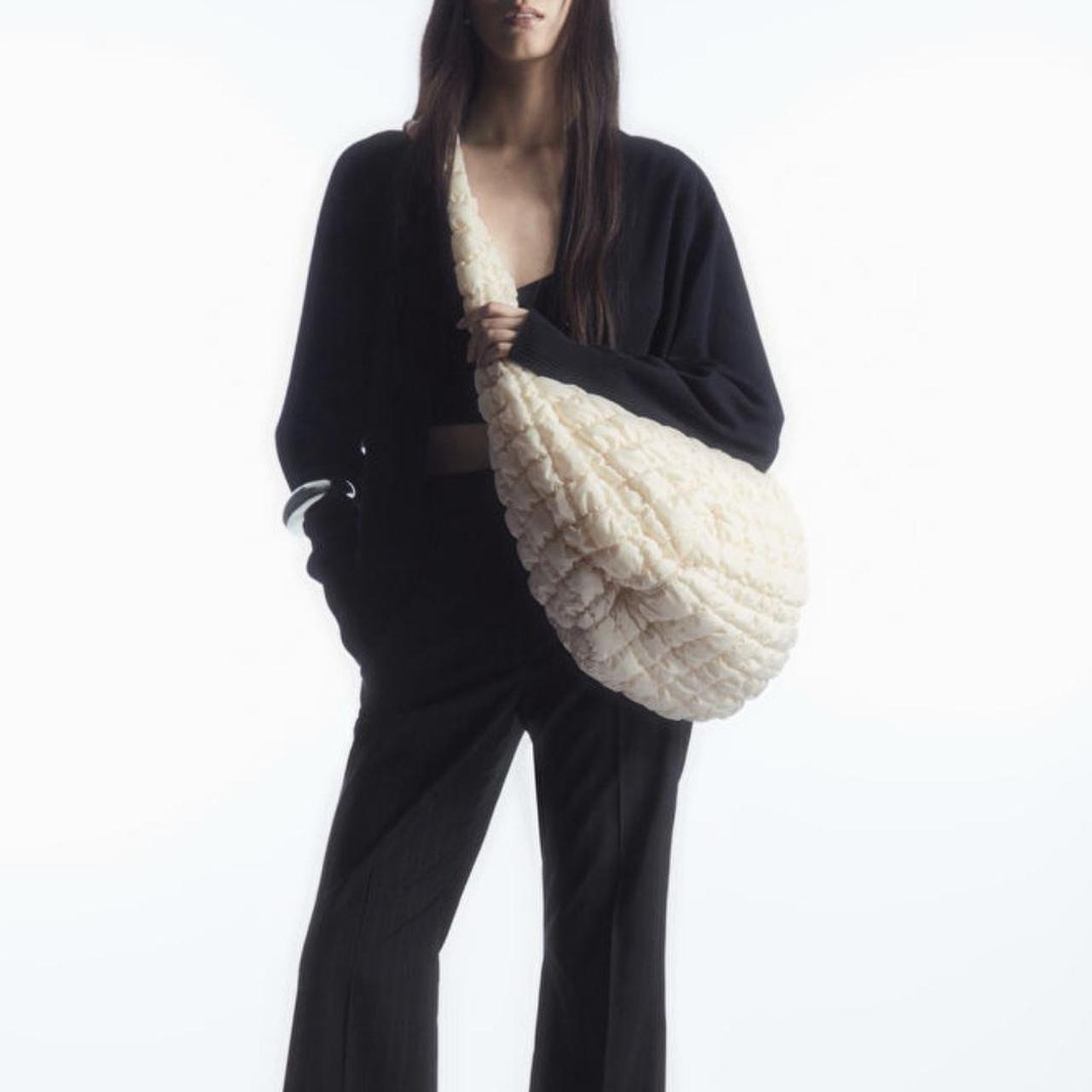 【COS】 Quilted Oversized Shoulder Bag Off White ジェニ 着用 COS】 Quilted Oversized Shoulder Bag Off White ジェニ 着用