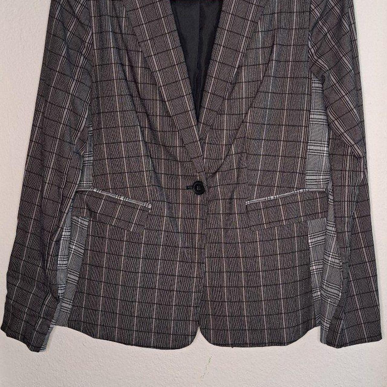 Simply Vera Vera Wang blazer is two toned gray but