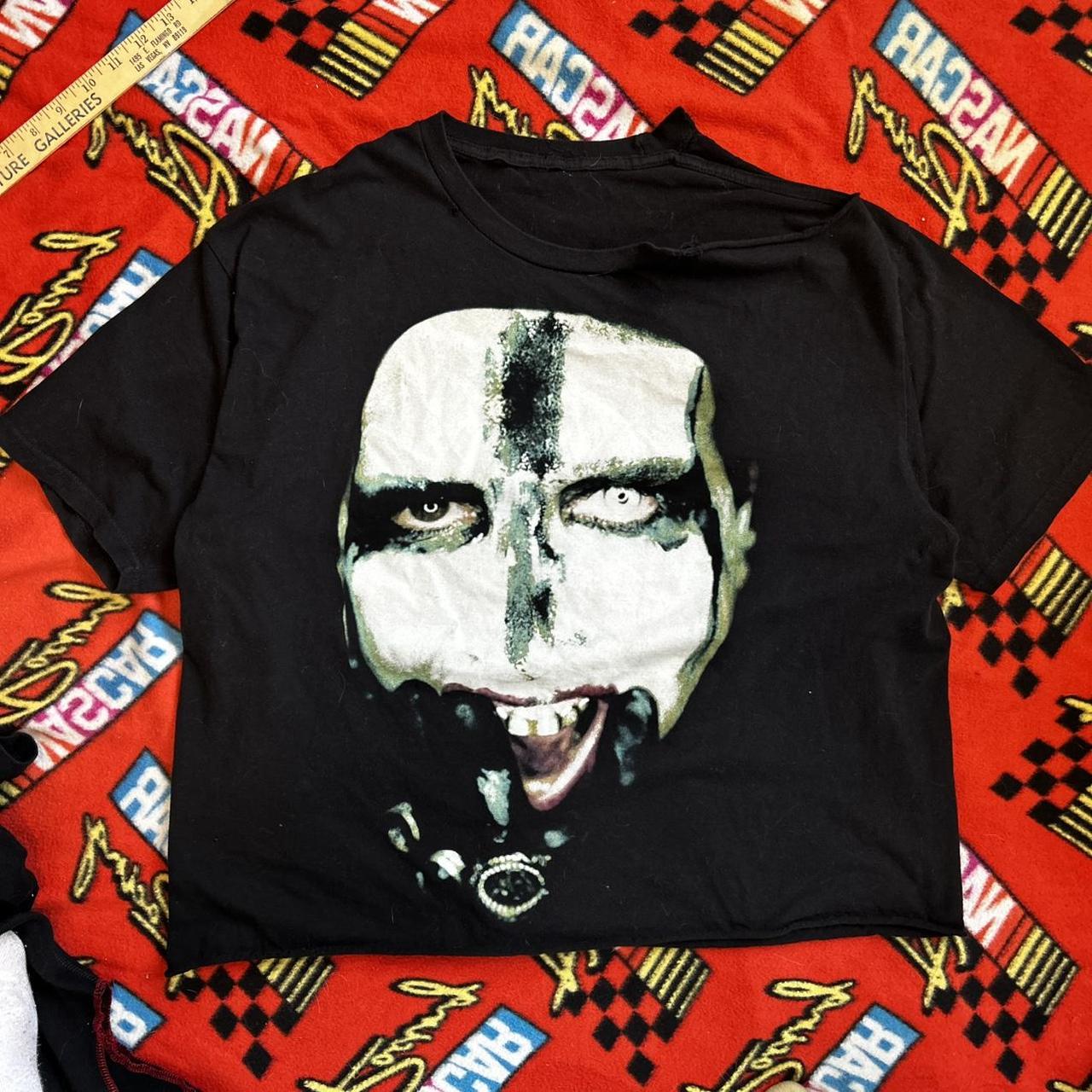 PLEASURES MARILYN MANSON ロンT 希少XL サイズ PLEASURES x Marilyn Manson Antichrist L/S Tee - レッド – Feature