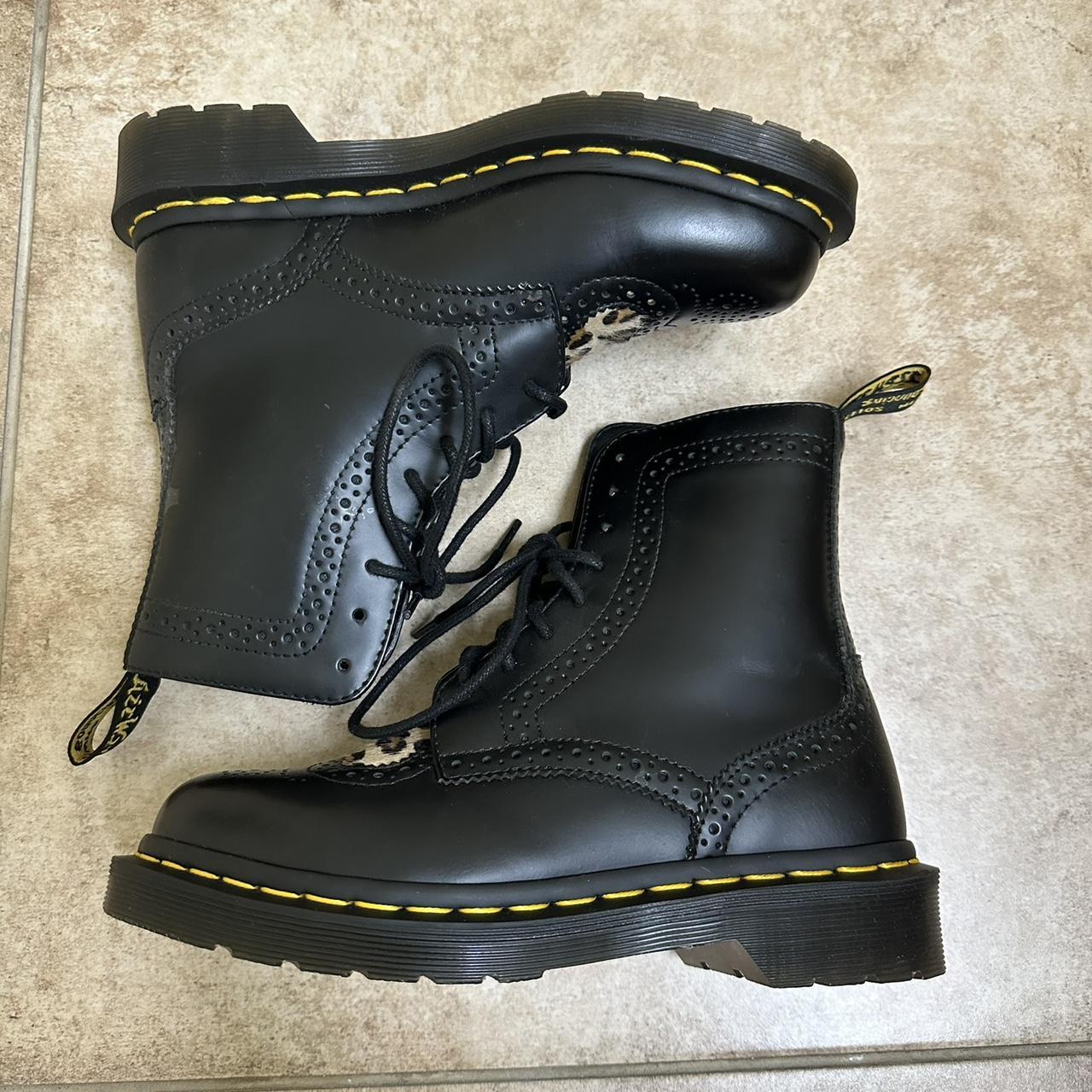 dr. martens bentley ll heart in black flaws