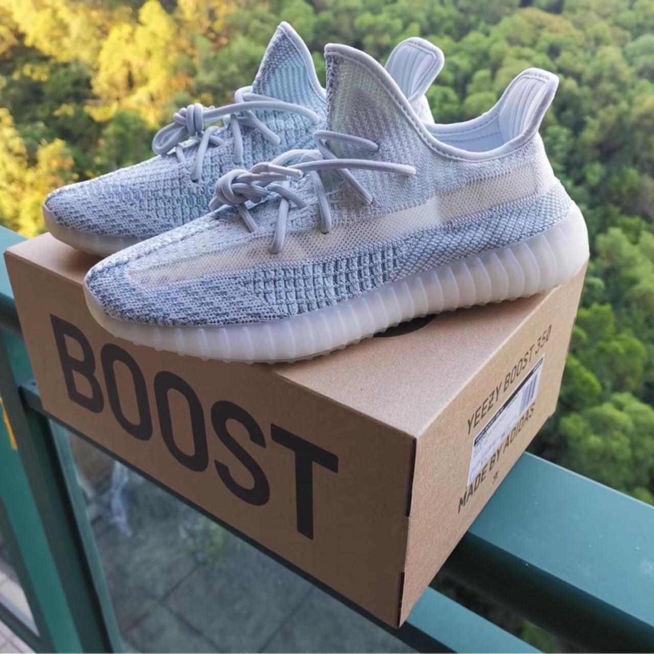 YEEZY BOOST 350 V2 クラウドホワイト adidas YEEZY BOOST 350 V2