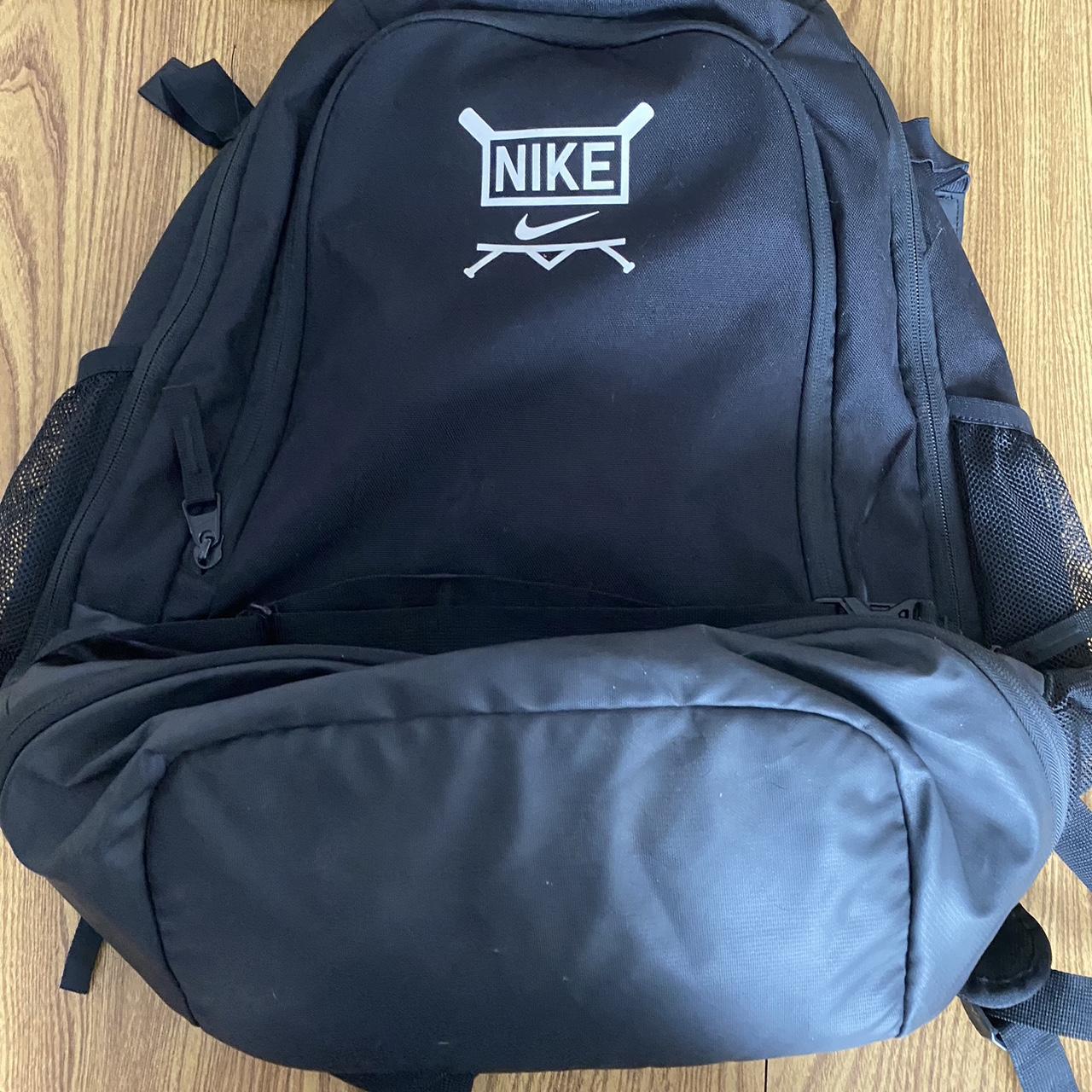 Nike softball baseball bag Has three zipper pockets