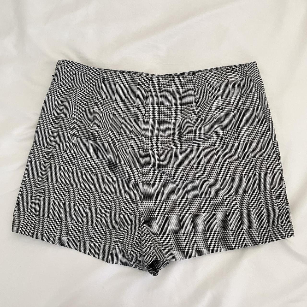 Forever 21 black and white plaid shorts zips up on