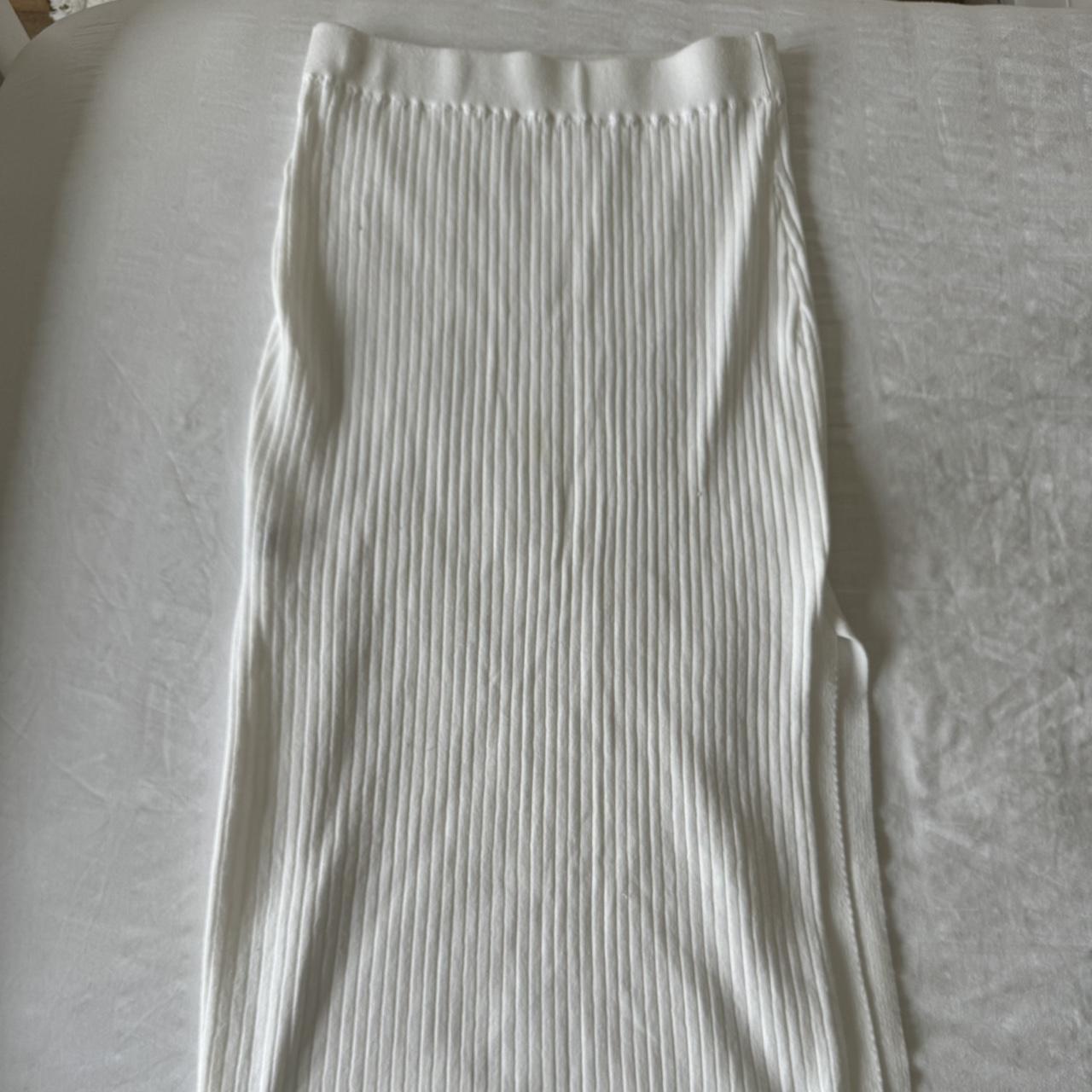 White knit midi skirt with elastic waistband and Depop