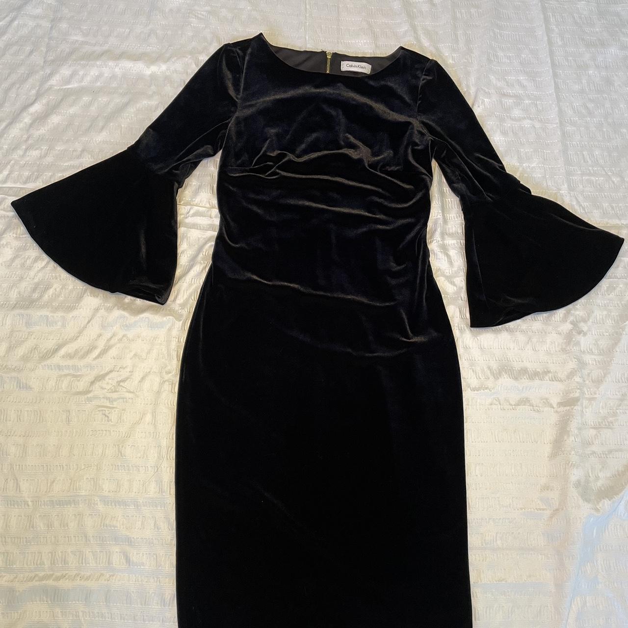 Black velvet dress with bell sleeves and zipper in. Depop