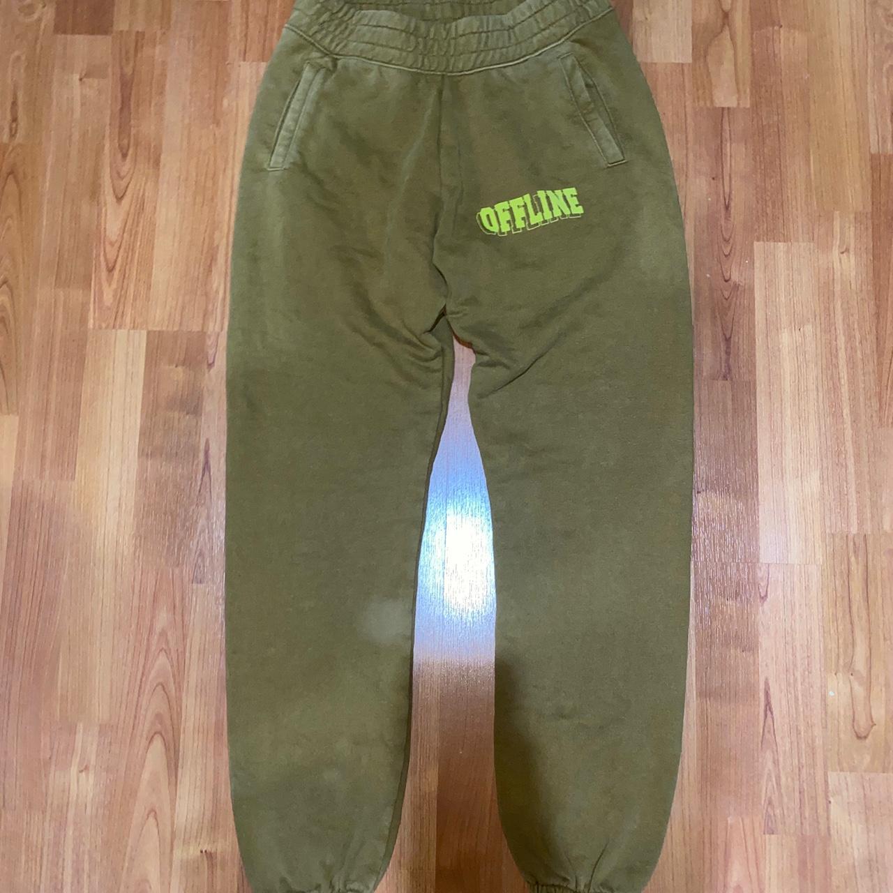 item listed by arlyngrix64