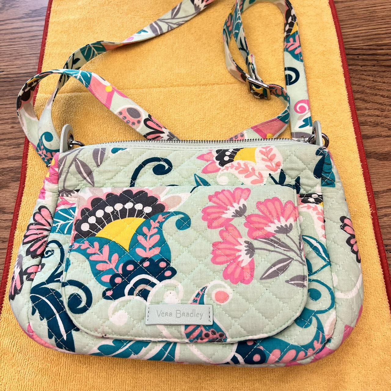 Vera Bradley Carson Mailbag Mint. This like new. Depop