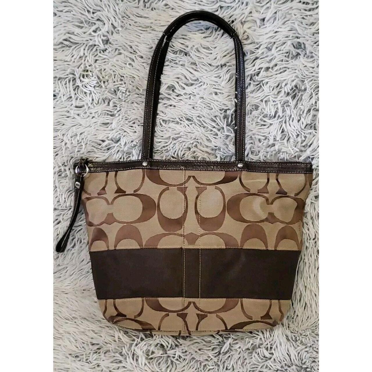 This is a nice Coach A1060 F13548 double handle. Depop