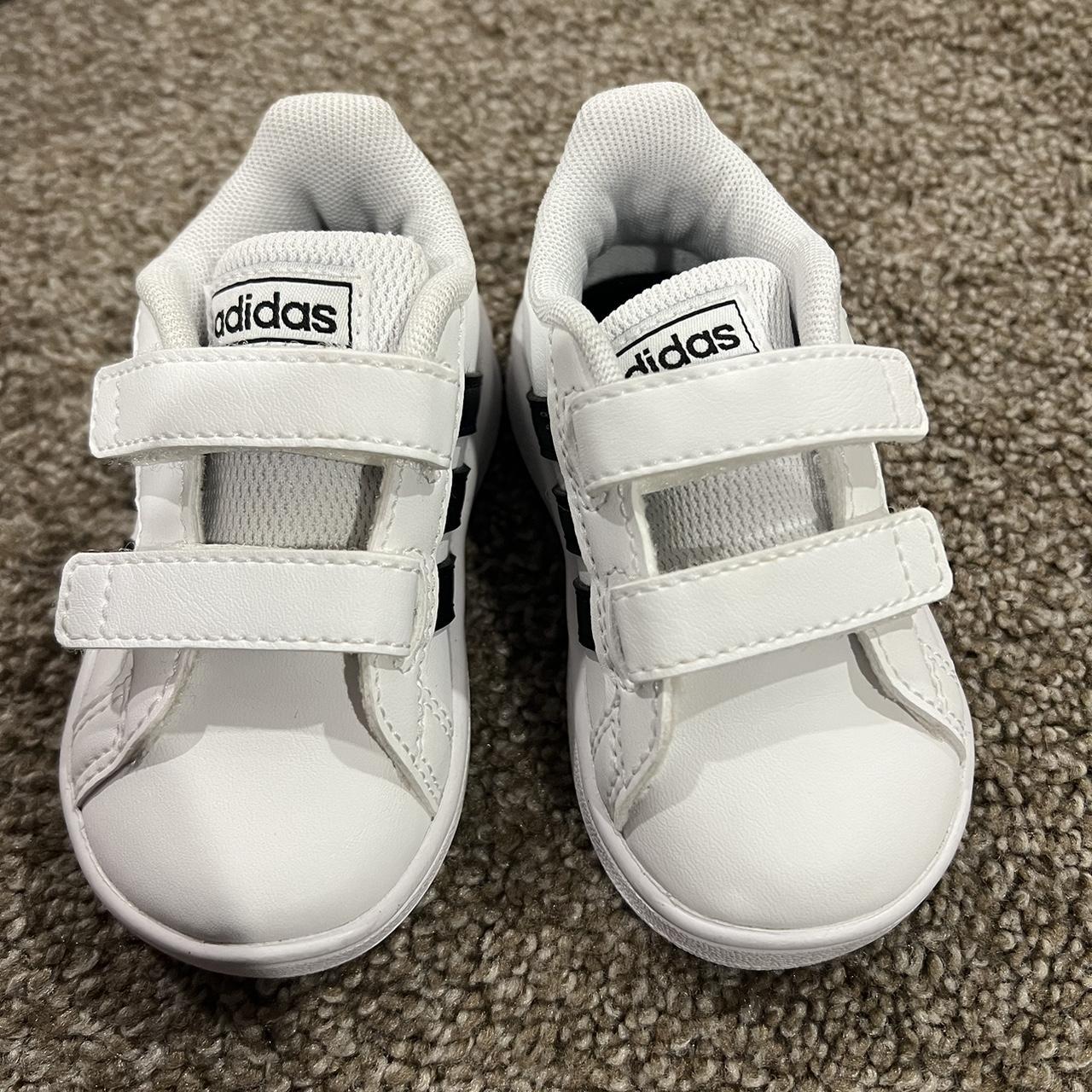 Kids 4c Adidas white and black trainers