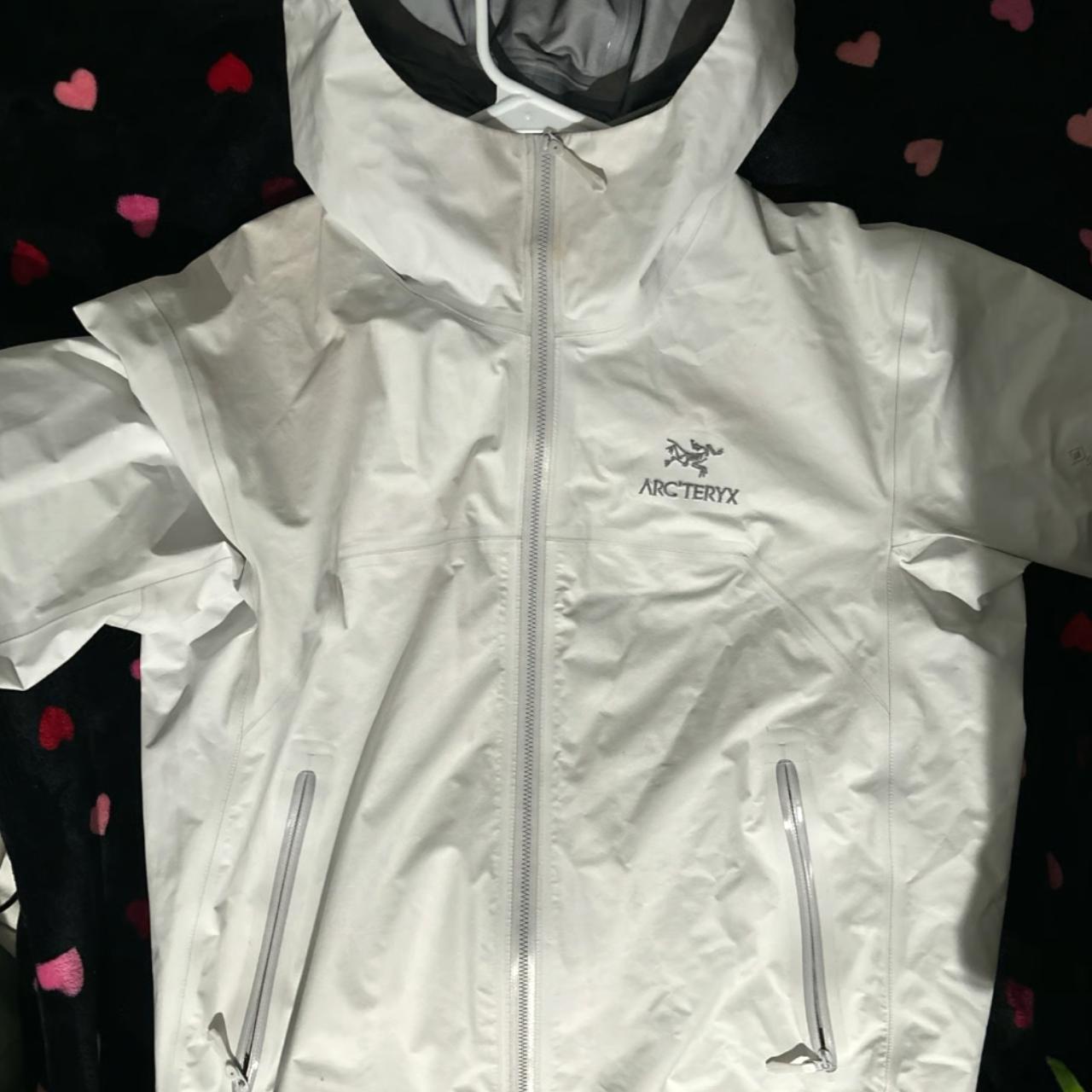 White Arc'teryx Goretex Beta Jacket Women's size L - Depop