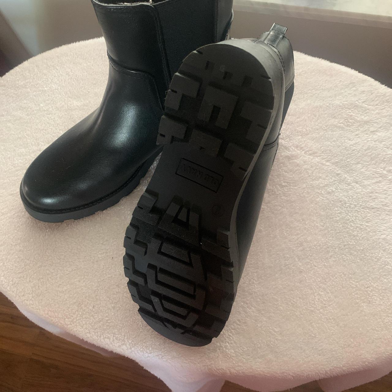 Old Navy Chelsea Boots size 9 Depop