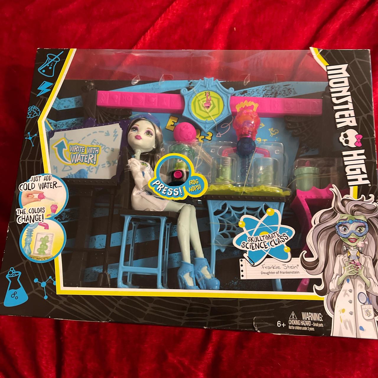 Monster High Skulltimate Science Class Frankie Stein Play Set new in box 2024