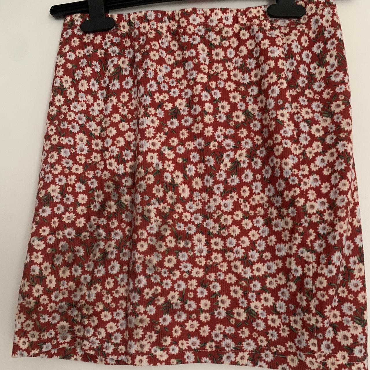 Floral mini skirt in red and pink #floral #miniskirt - Depop