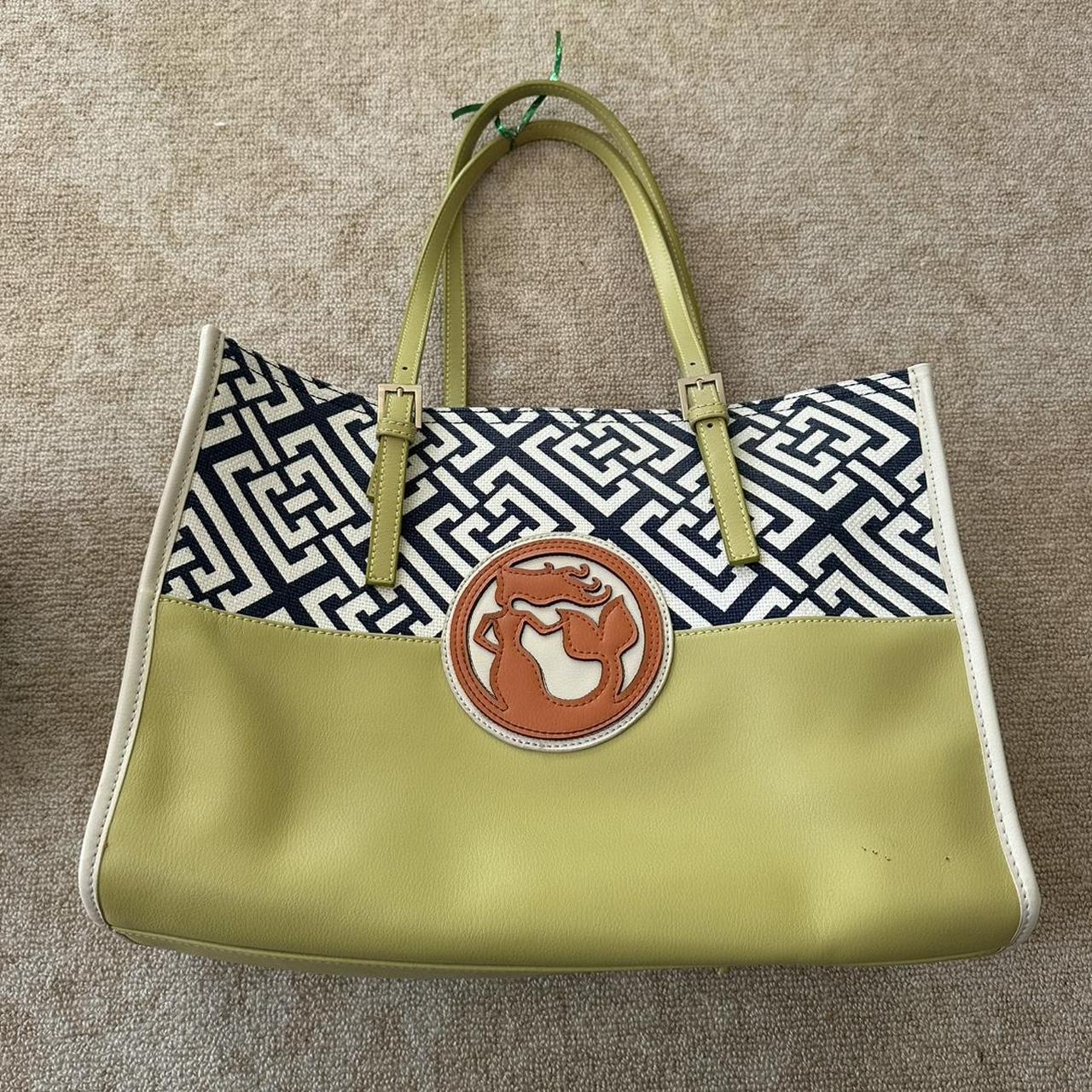 item listed by foxyfinds444