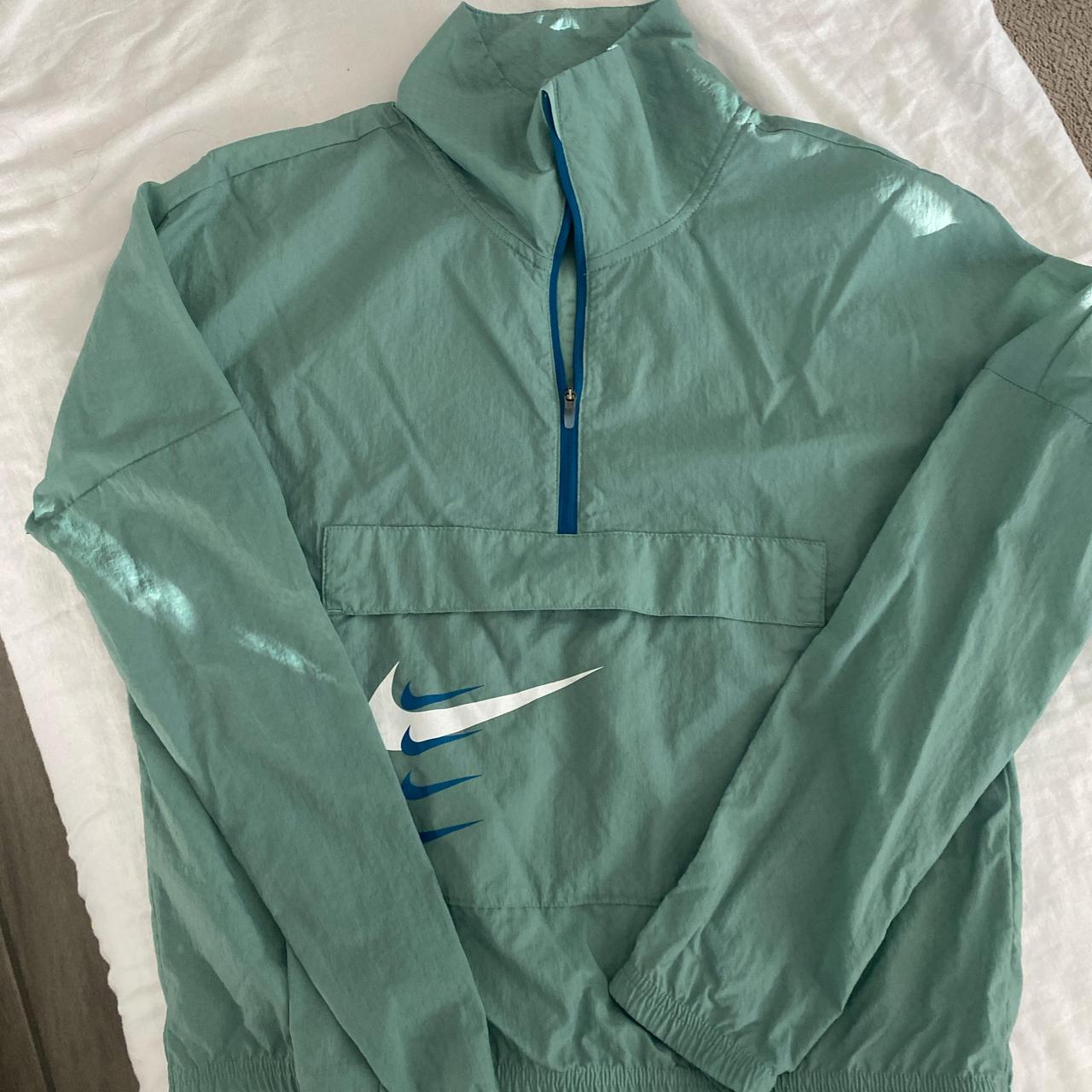 Nike windbreaker with pocket in front best sale