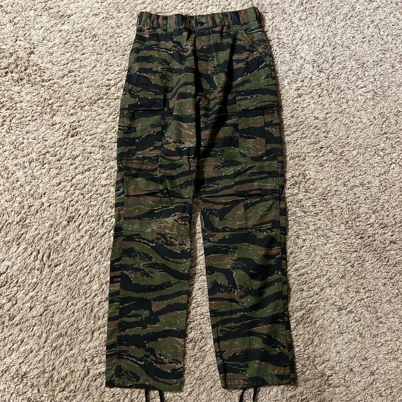 Men's Green and Black Trousers | Depop