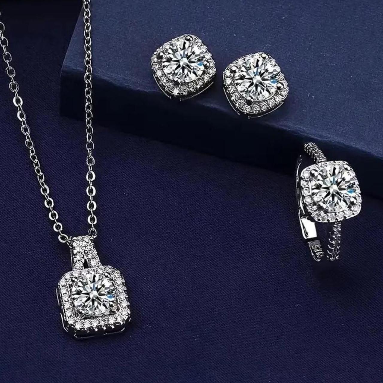 item listed by jewelryclotheshut