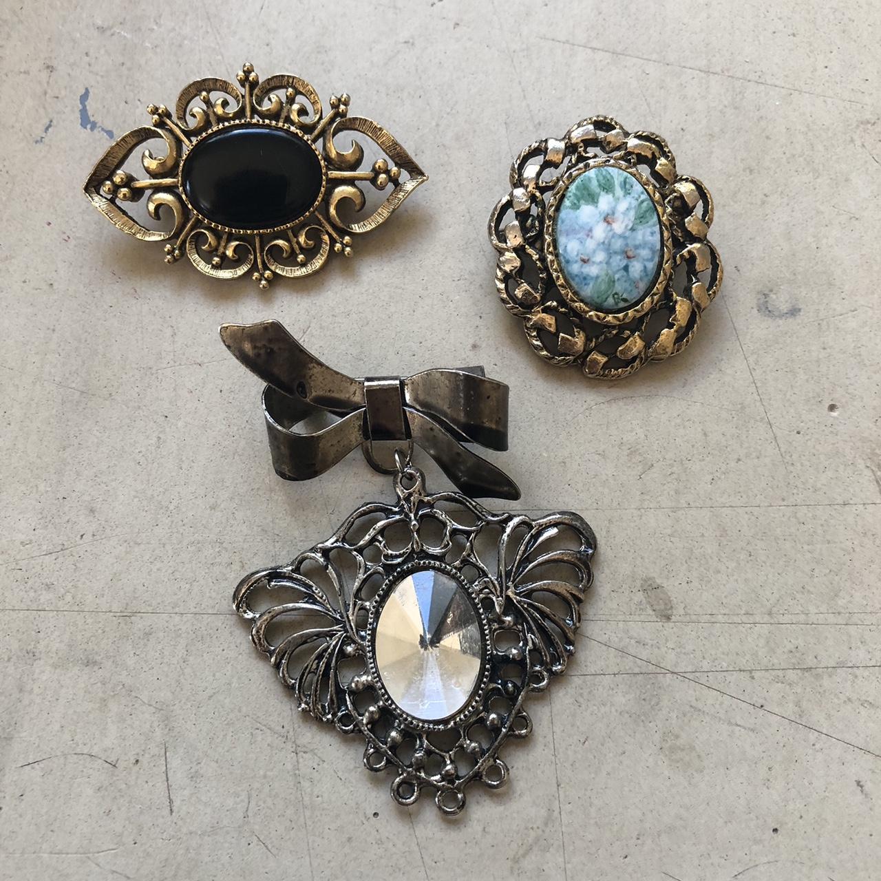 Lot purchases of 3 Vintage Brooches