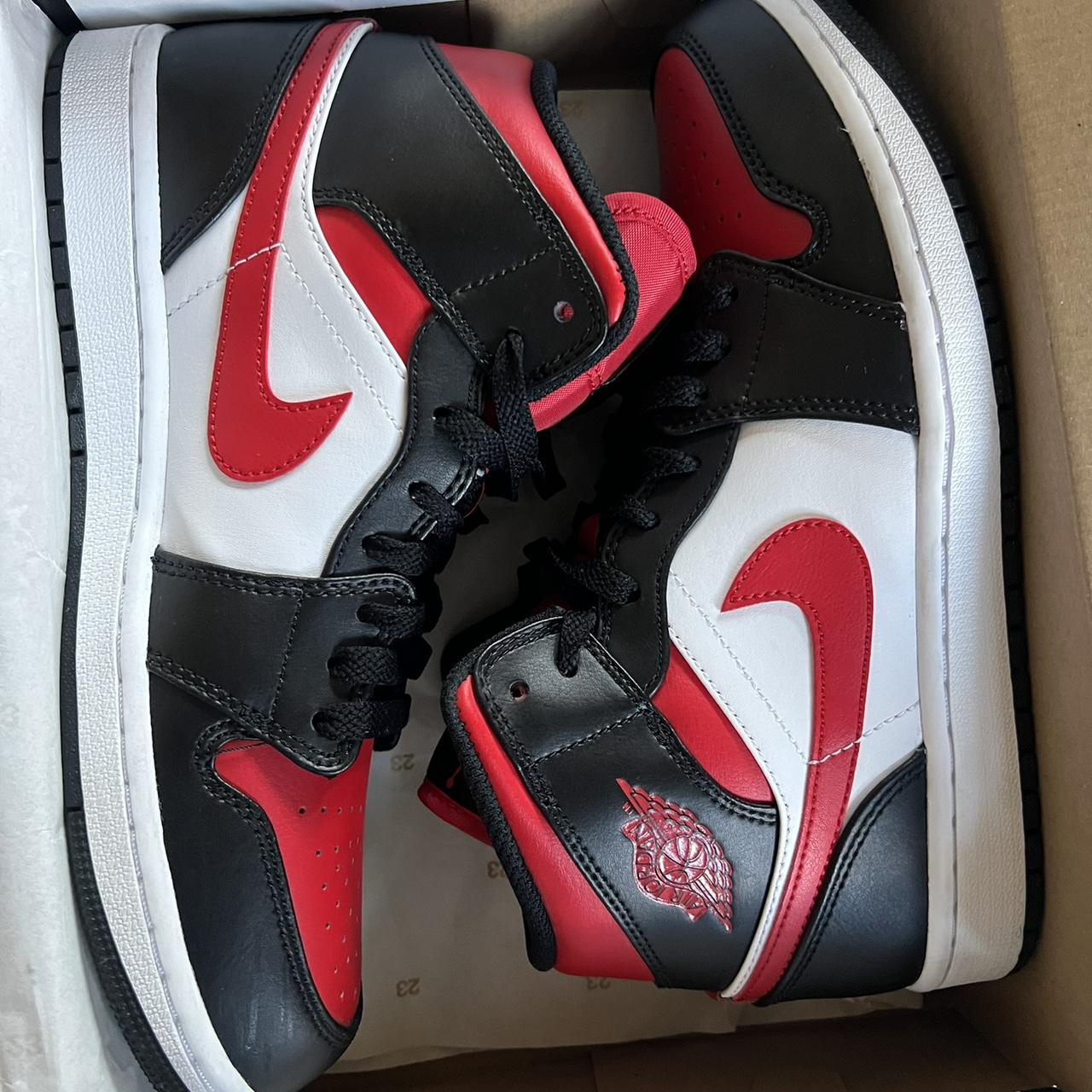 Air jordan 1 mid bred toe on sale